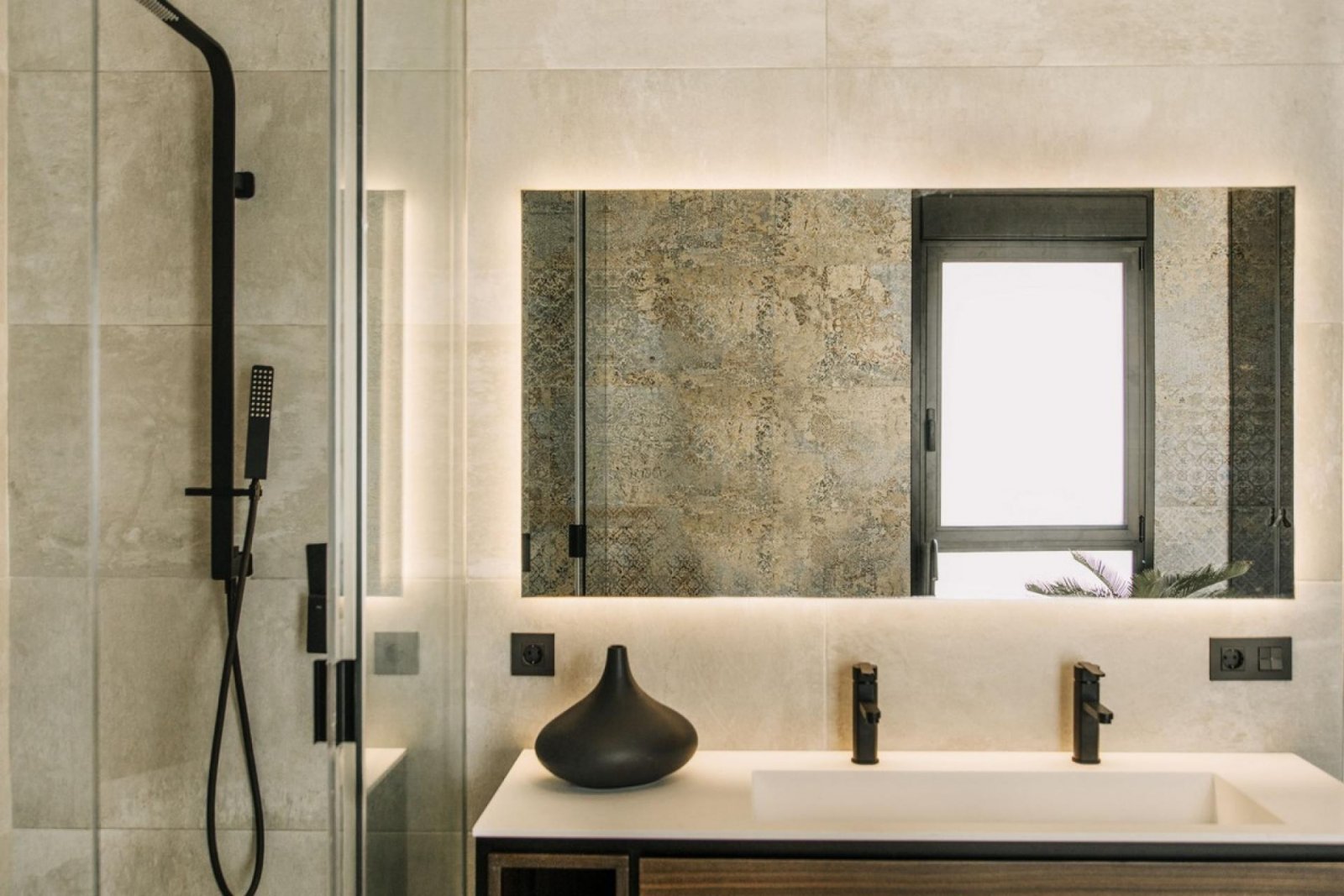 <p>Villa provided with 4 Bedrooms and 4 Bathrooms, infinity swimming pool and private garage. </p><p>The Residencial Oceanic is a unique concept, a...