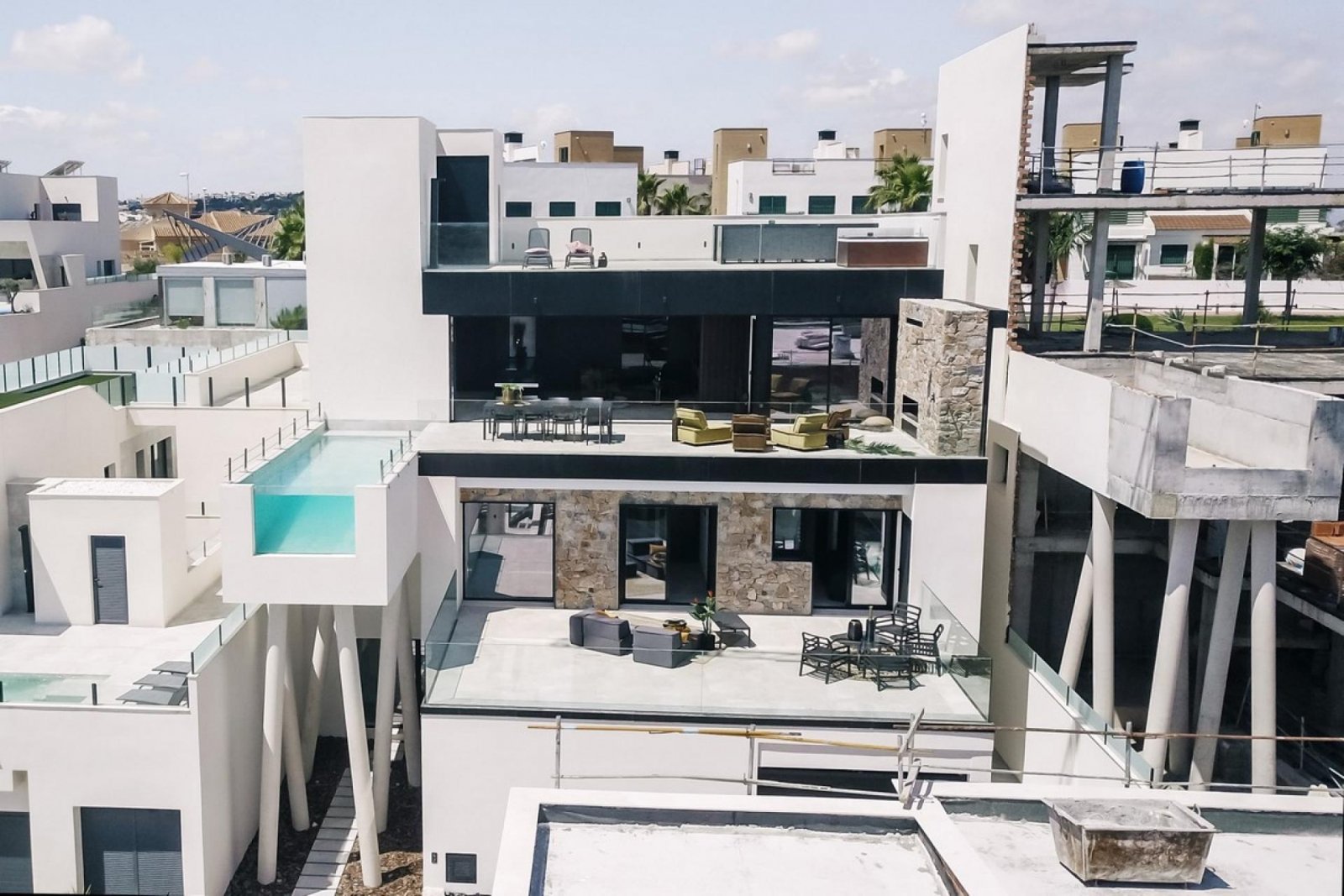 <p>Villa provided with 4 Bedrooms and 4 Bathrooms, infinity swimming pool and private garage. </p><p>The Residencial Oceanic is a unique concept, a...