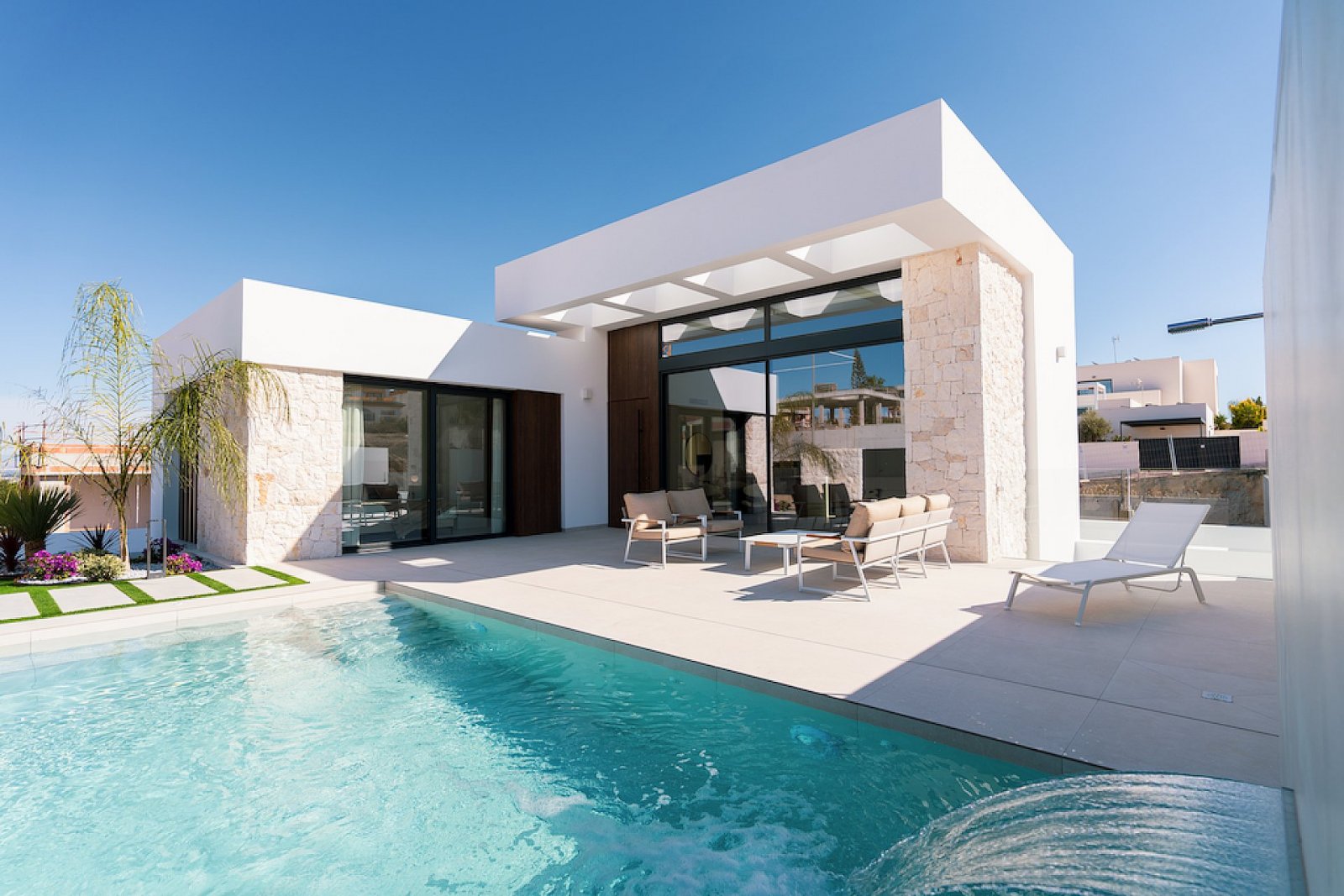 <p>Villa provided with 4 Bedrooms and 4 Bathrooms, private swimming pool and parking space on own plot. </p><p>These villas in Rojales offer a uniq...