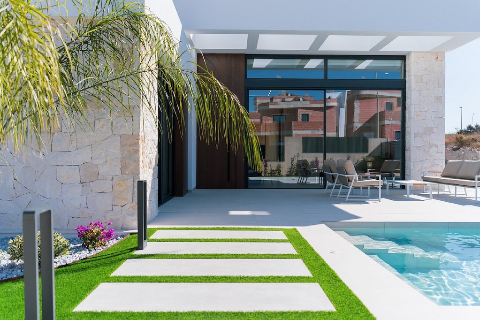 <p>Villa provided with 4 Bedrooms and 4 Bathrooms, private swimming pool and parking space on own plot. </p><p>These villas in Rojales offer a uniq...