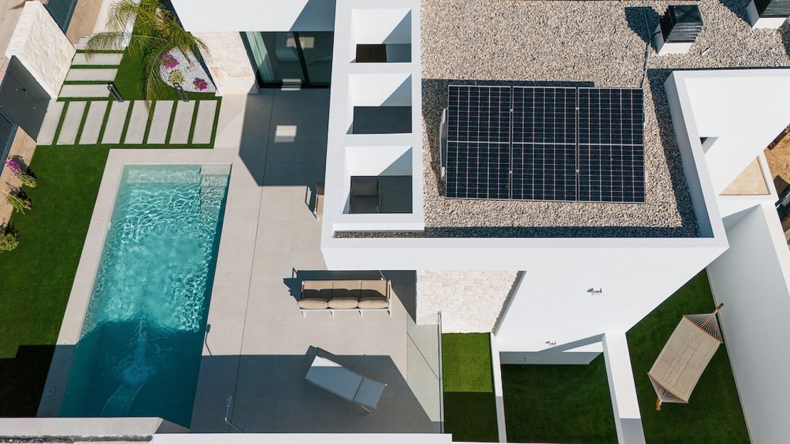 <p>Villa provided with 4 Bedrooms and 4 Bathrooms, private swimming pool and parking space on own plot. </p><p>These villas in Rojales offer a uniq...
