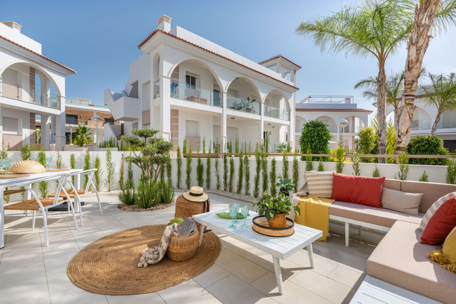 <p>Apartment with garden provided with 3 Bedrooms and 2 Bathrooms, communal swimming pool and private parking space within domain. </p><p>Welcome t...