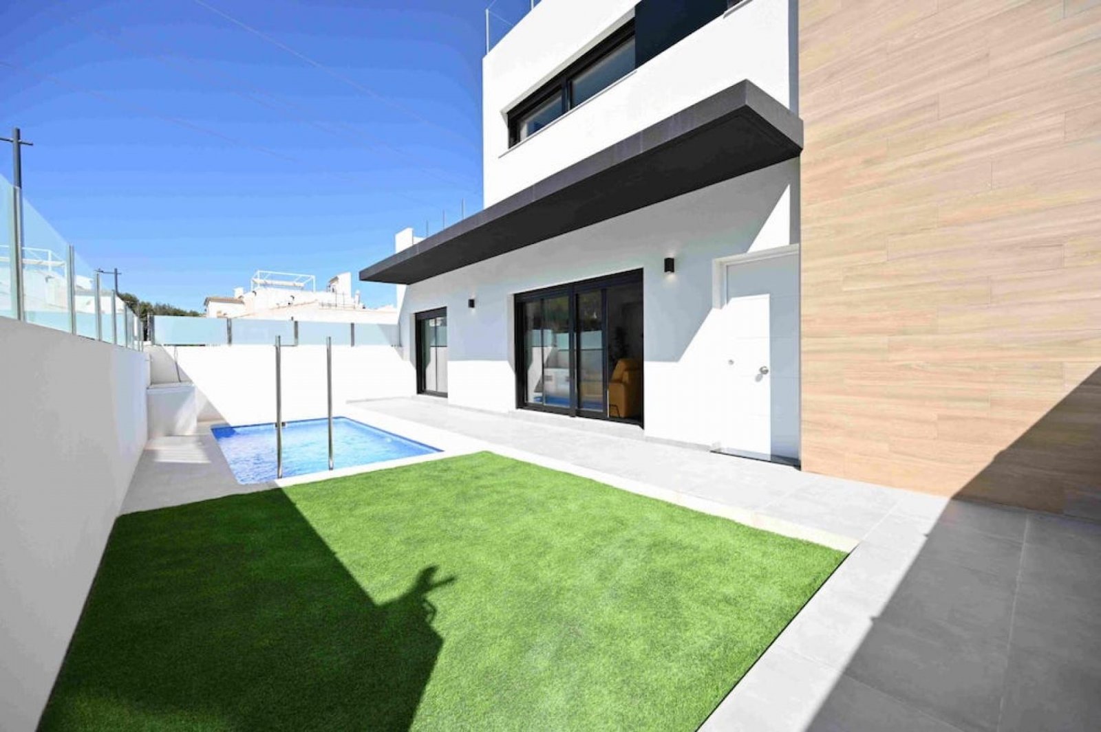 <p>Terraced villa provided with 3 Bedrooms and 3 Bathrooms, optional swimming pool and private parking space within domain. </p><p>The residential ...