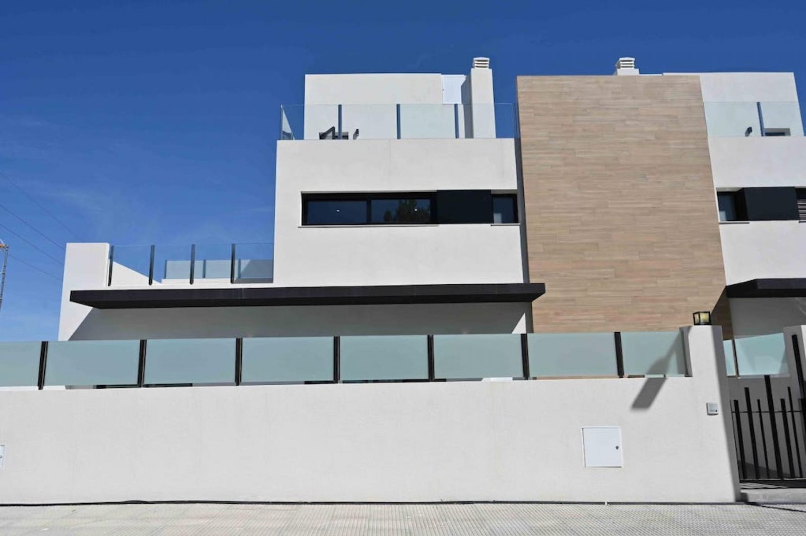 <p>Terraced villa provided with 3 Bedrooms and 3 Bathrooms, optional swimming pool and private parking space within domain. </p><p>The residential ...