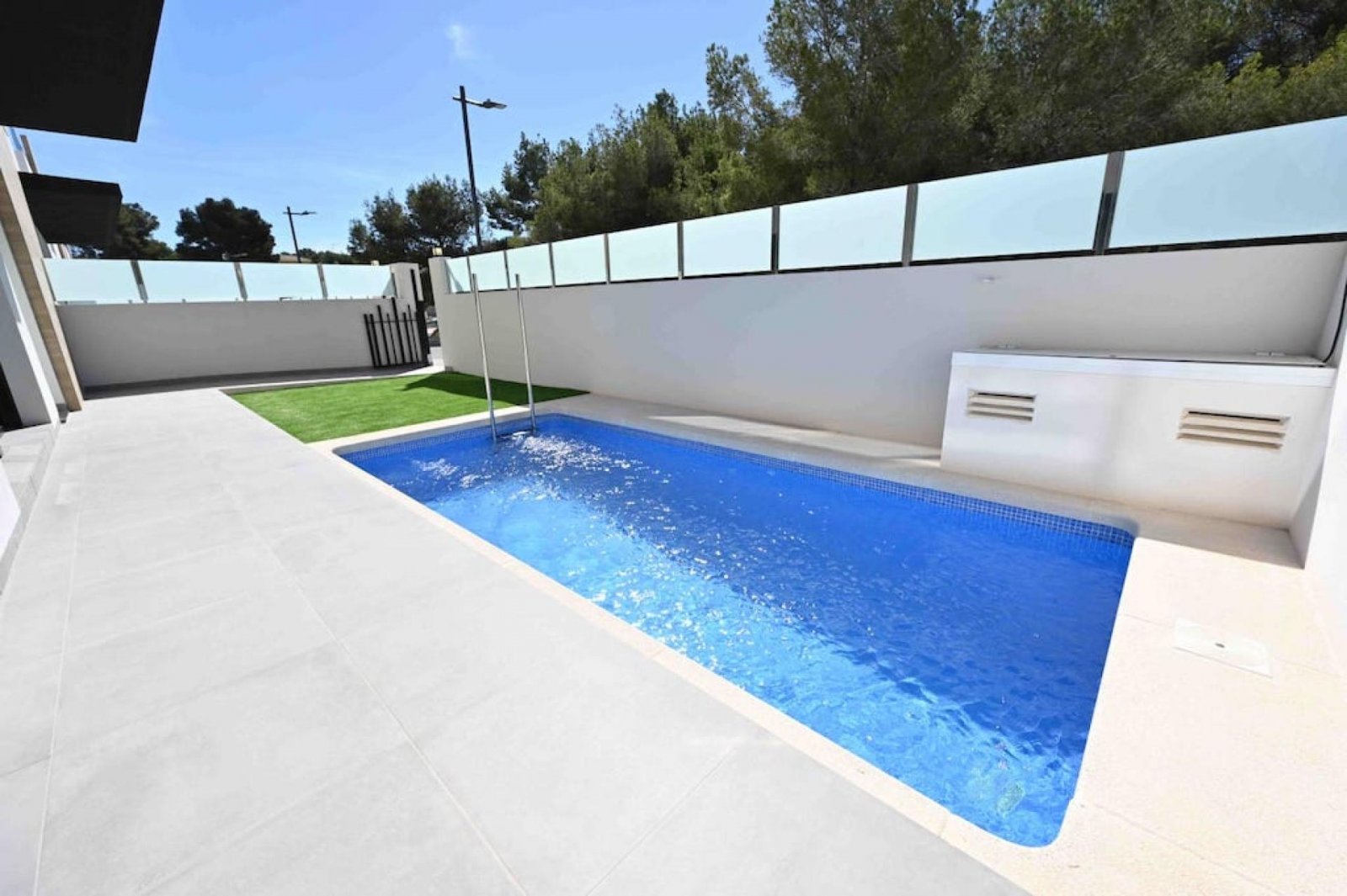 <p>Terraced villa provided with 3 Bedrooms and 3 Bathrooms, optional swimming pool and private parking space within domain. </p><p>The residential ...