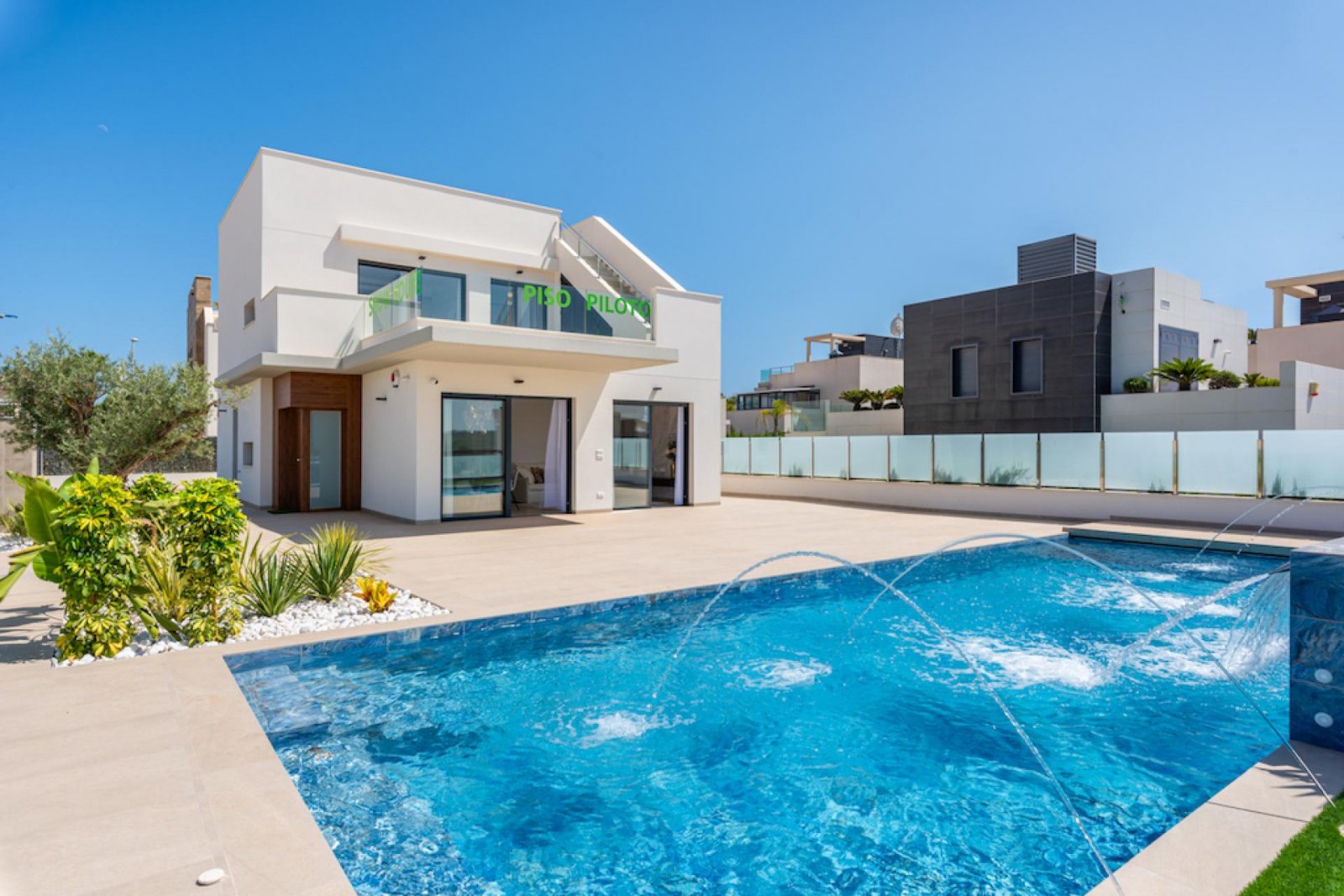 <p>Villa provided with 3 Bedrooms and 3 Bathrooms, private swimming pool and parking space on own plot. </p><p>Discover this beautiful development ...