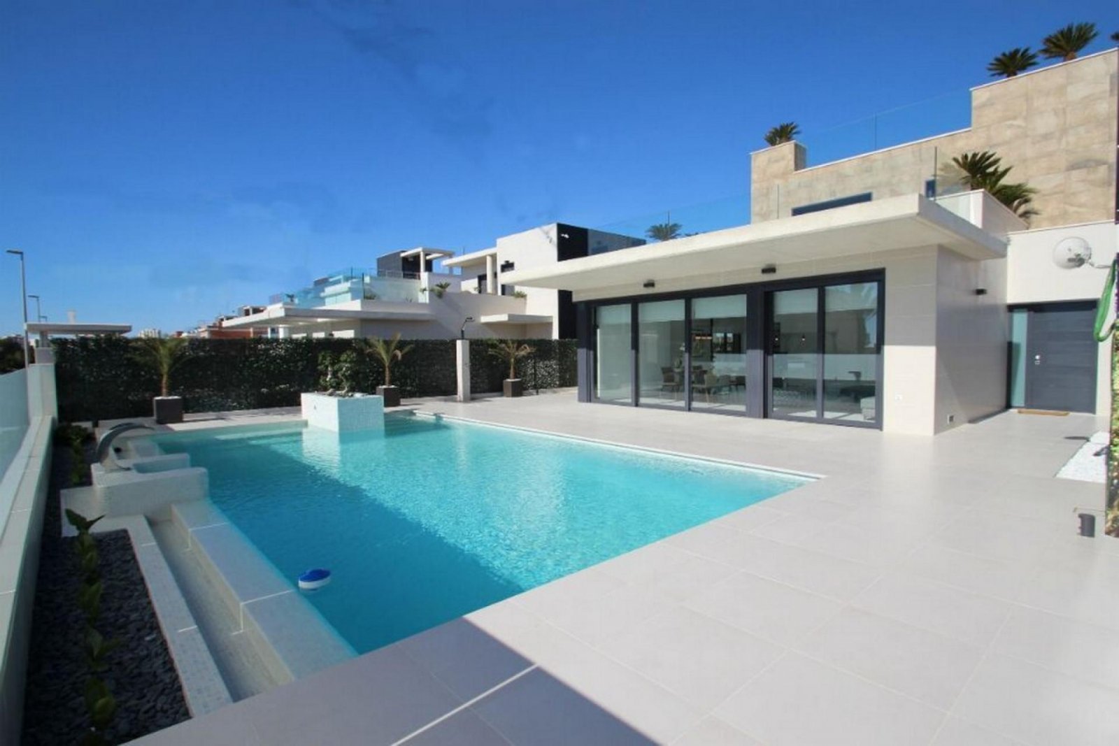 <p>Villa provided with 4 Bedrooms and 4 Bathrooms, infinity swimming pool and underground parking space. </p><p>Discover this beautiful development...