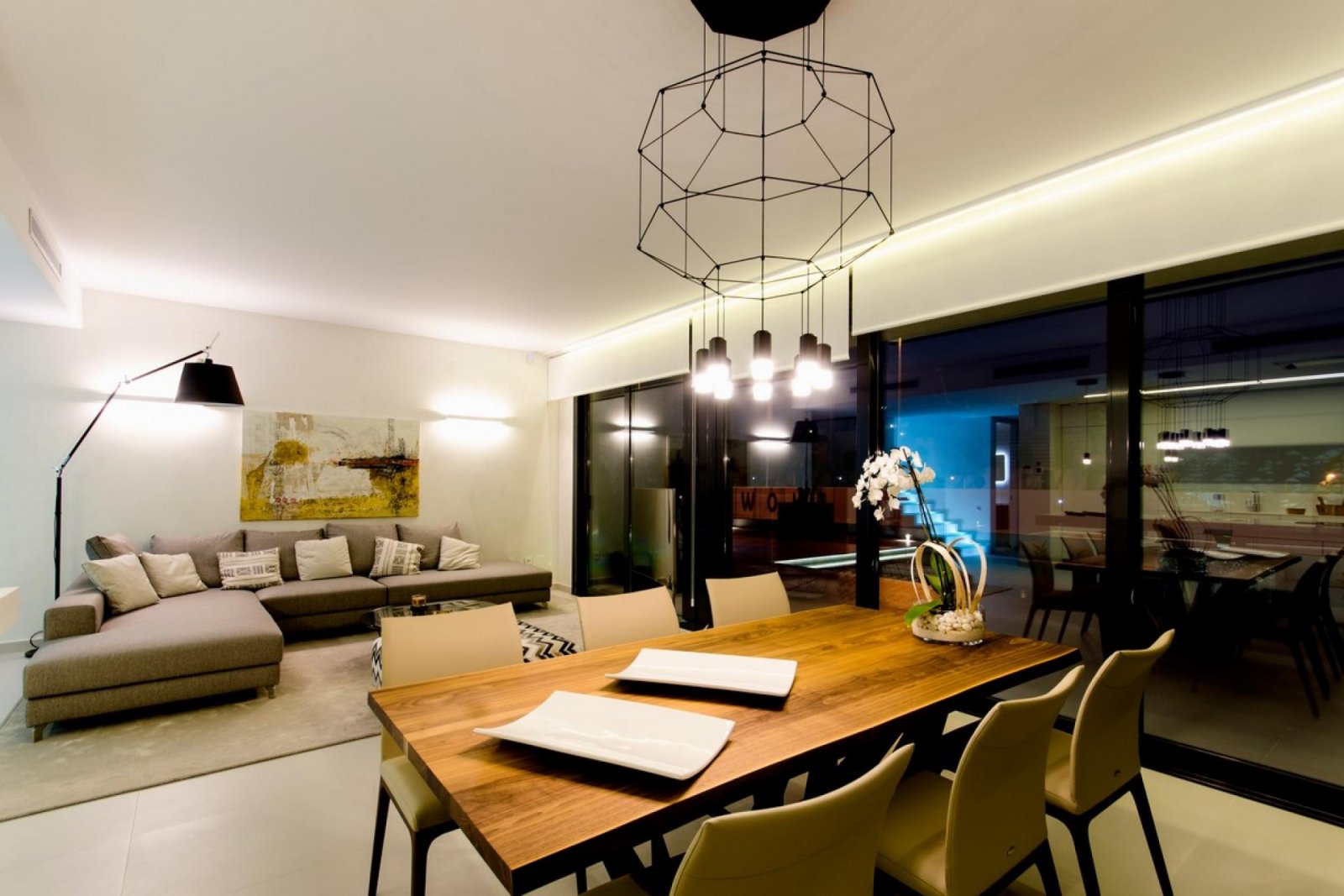 <p>Villa provided with 4 Bedrooms and 4 Bathrooms, infinity swimming pool and underground parking space. </p><p>Discover this beautiful development...