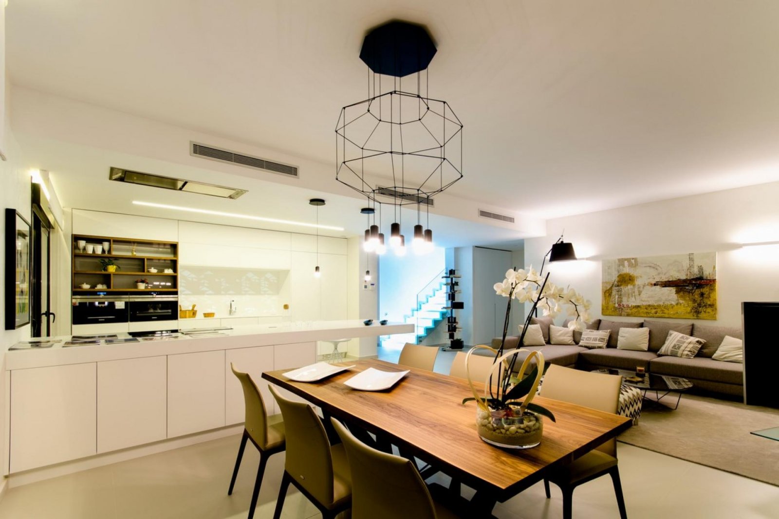 <p>Villa provided with 4 Bedrooms and 4 Bathrooms, infinity swimming pool and underground parking space. </p><p>Discover this beautiful development...