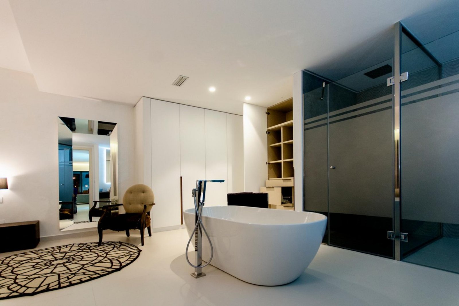 <p>Villa provided with 4 Bedrooms and 4 Bathrooms, infinity swimming pool and underground parking space. </p><p>Discover this beautiful development...