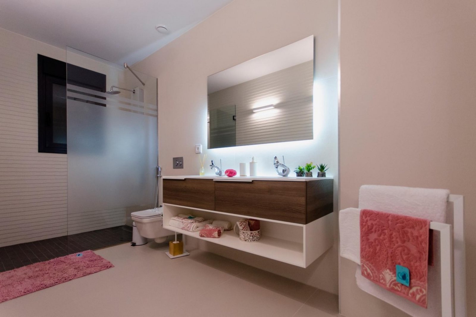 <p>Villa provided with 4 Bedrooms and 4 Bathrooms, infinity swimming pool and underground parking space. </p><p>Discover this beautiful development...