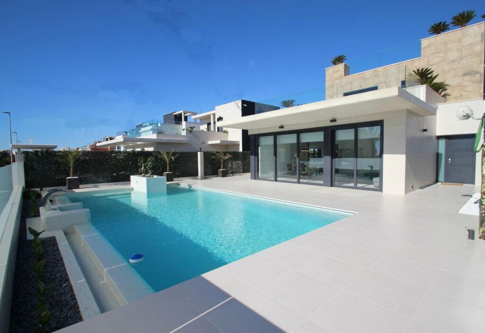 <p>Villa provided with 4 Bedrooms and 4 Bathrooms, infinity swimming pool and underground parking space. </p><p>Discover this beautiful development...