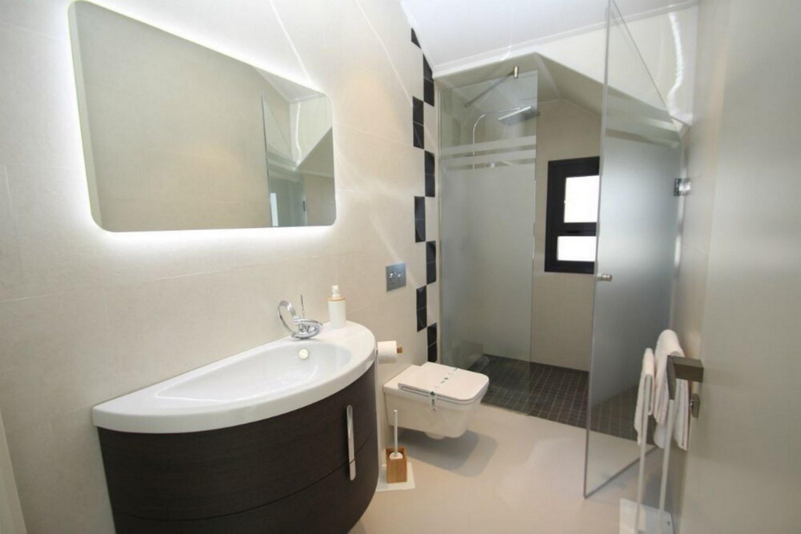 <p>Villa provided with 4 Bedrooms and 4 Bathrooms, infinity swimming pool and underground parking space. </p><p>Discover this beautiful development...