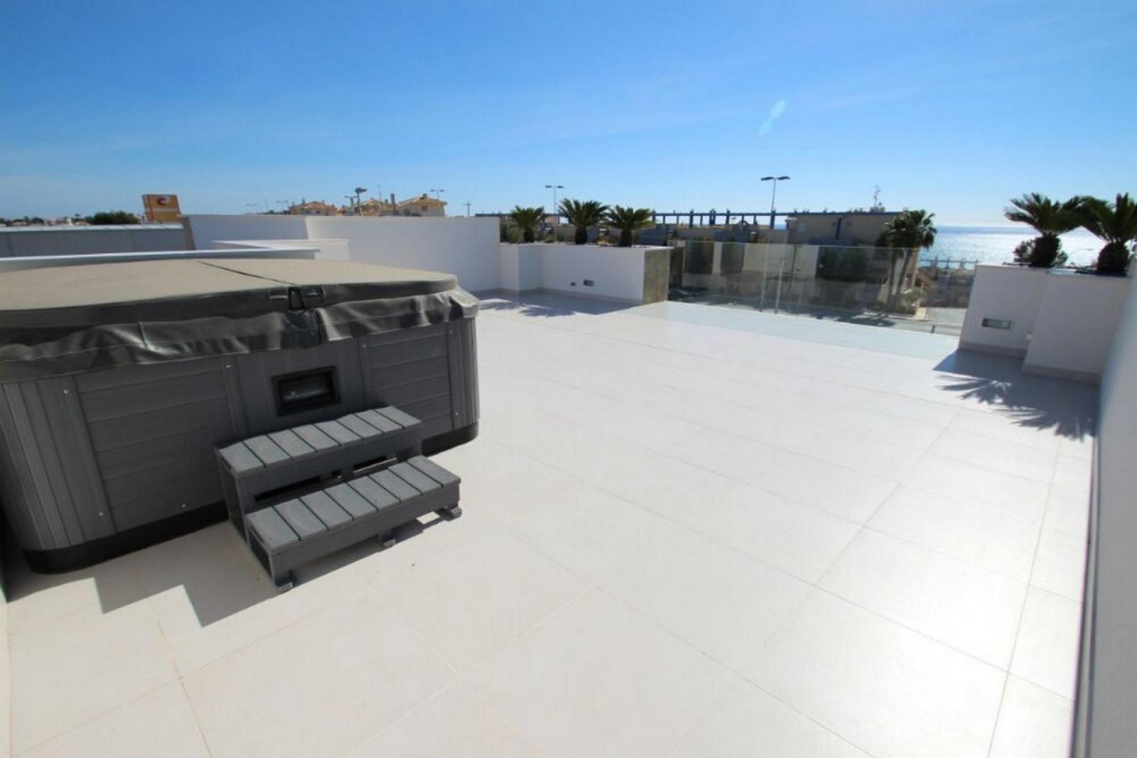 <p>Villa provided with 4 Bedrooms and 4 Bathrooms, infinity swimming pool and underground parking space. </p><p>Discover this beautiful development...