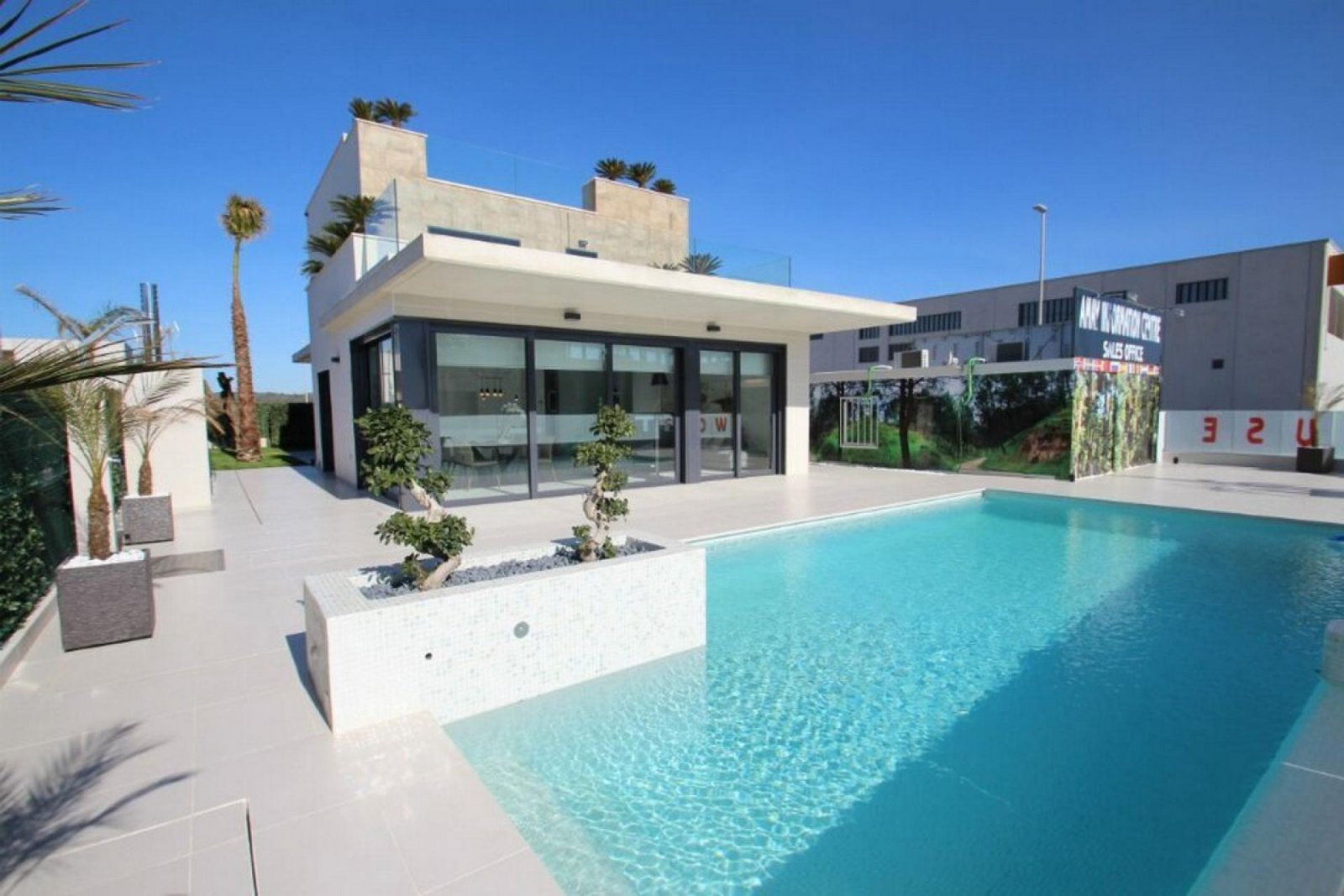 <p>Villa provided with 4 Bedrooms and 4 Bathrooms, infinity swimming pool and underground parking space. </p><p>Discover this beautiful development...