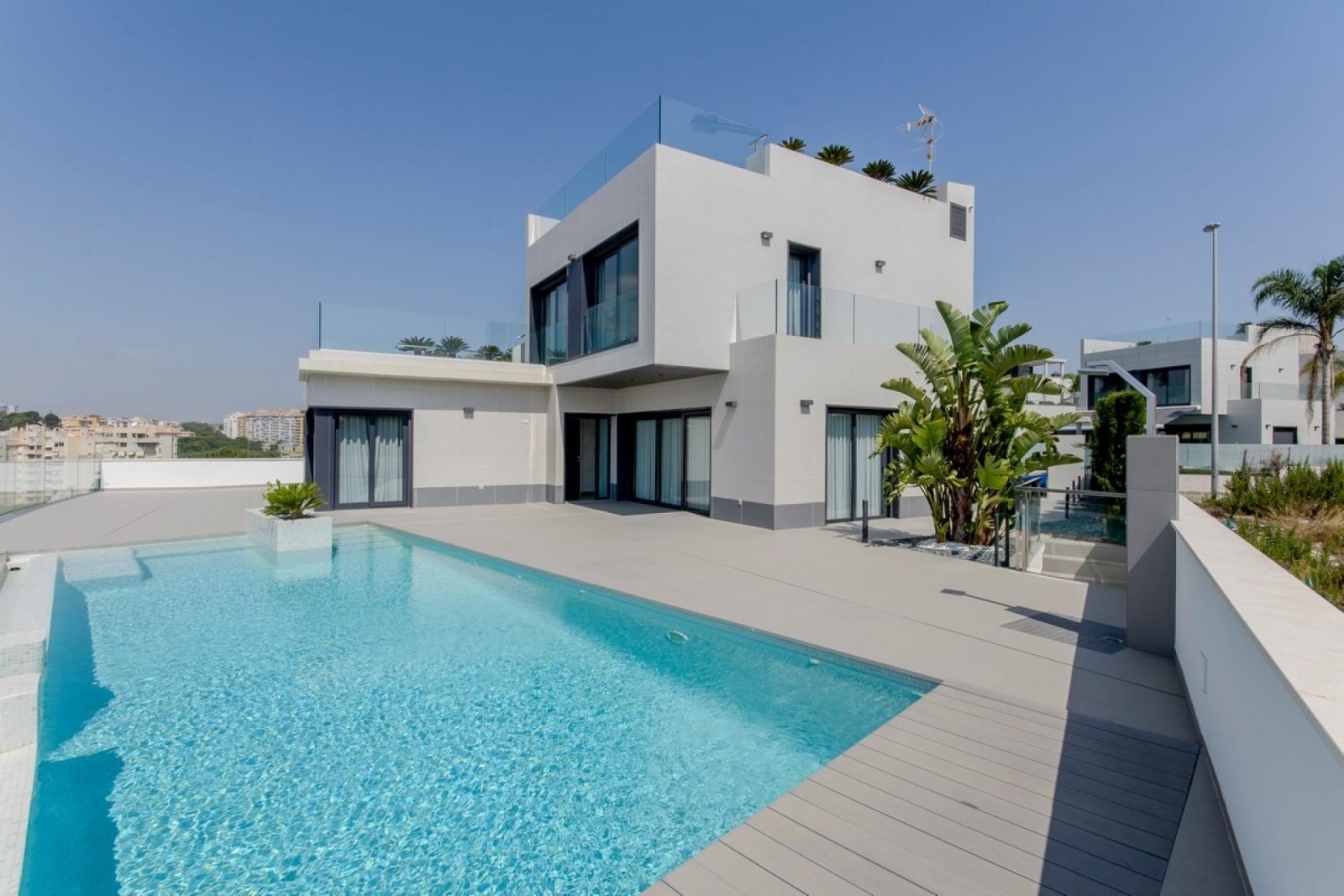 <p>Villa provided with 3 Bedrooms and 4 Bathrooms, private swimming pool and underground parking space. </p><p>Discover this beautiful development ...