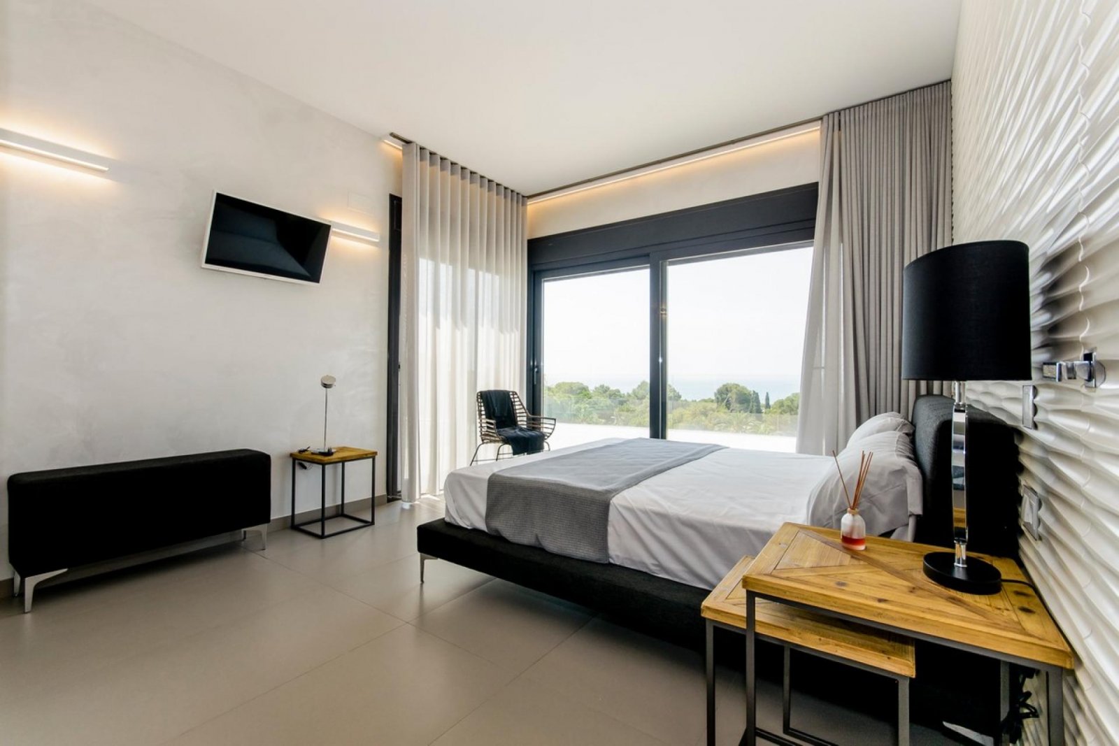 <p>Villa provided with 3 Bedrooms and 4 Bathrooms, private swimming pool and underground parking space. </p><p>Discover this beautiful development ...