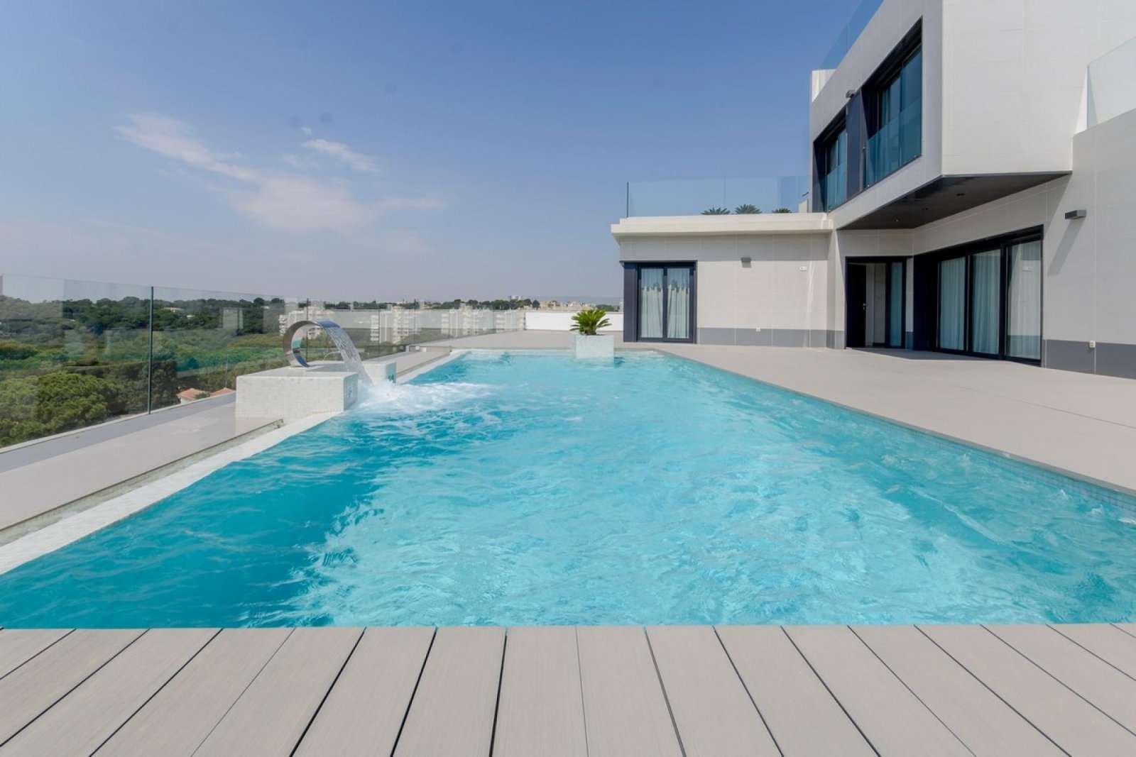 <p>Villa provided with 3 Bedrooms and 4 Bathrooms, private swimming pool and underground parking space. </p><p>Discover this beautiful development ...
