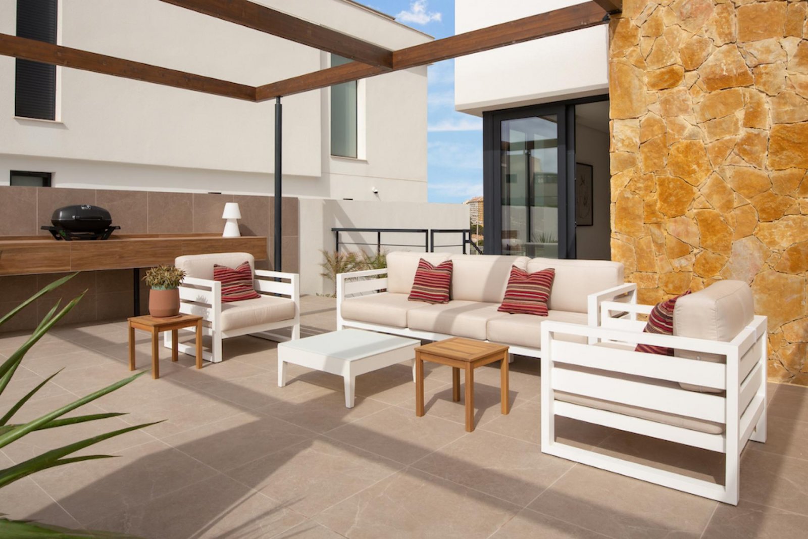 <p>Villa provided with 4 Bedrooms and 4 Bathrooms, private swimming pool and parking space on own plot. </p><p>Beautiful villas in Mirador De La De...