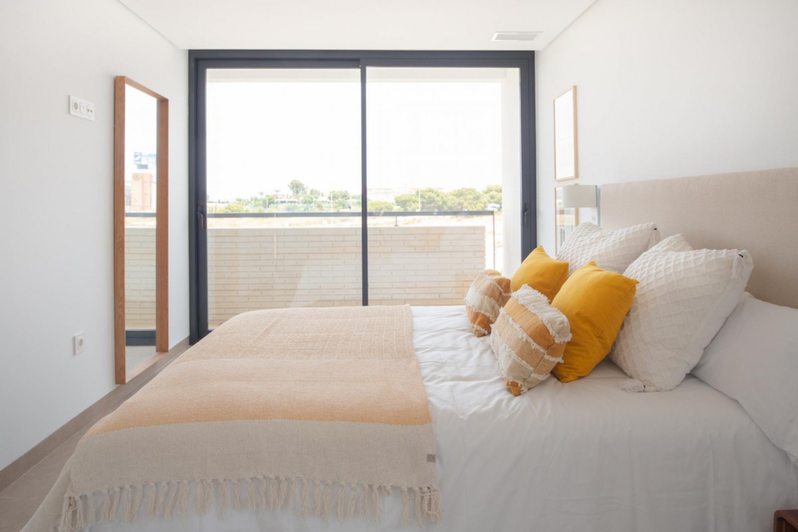 <p>Villa provided with 4 Bedrooms and 4 Bathrooms, private swimming pool and parking space on own plot. </p><p>Beautiful villas in Mirador De La De...