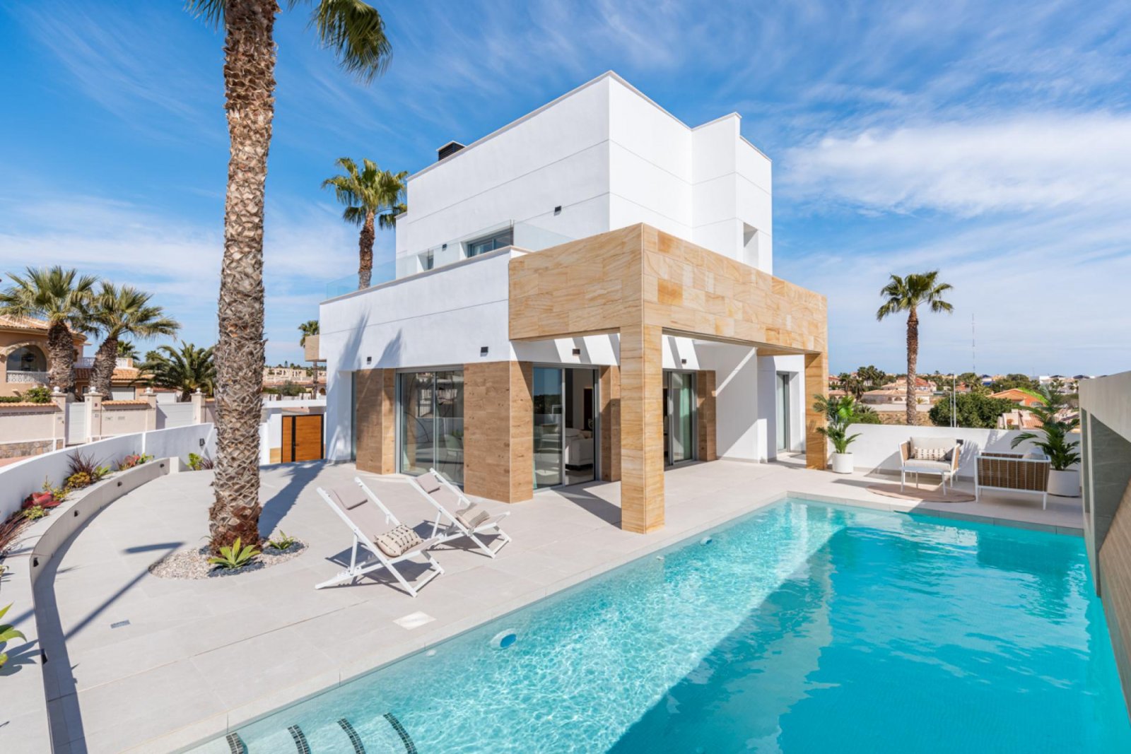 Hochwertige Villa mit Pool und Seeblick