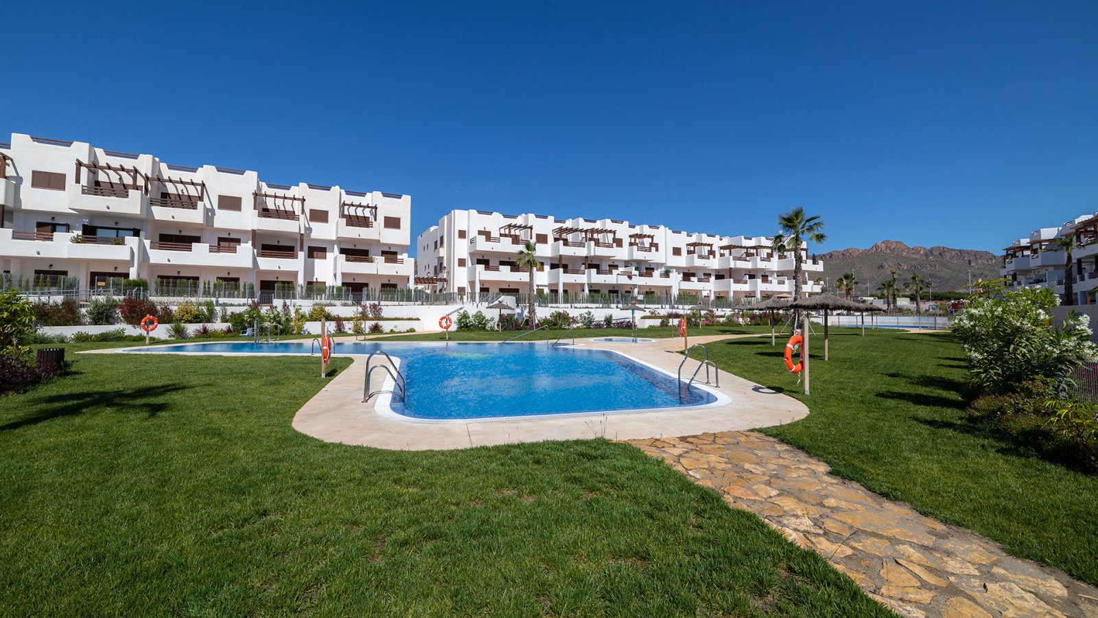 Stilvolles Wohnen mit Pool, Garten und Wellness