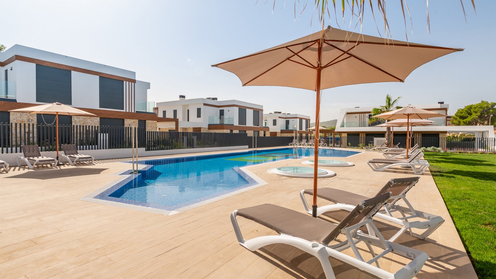 Luz de Cala Ratjada by TM is a luxury residential project on the easternmost tip of the Island of Mallorca in Cala Ratjada, set in a unique locatio...