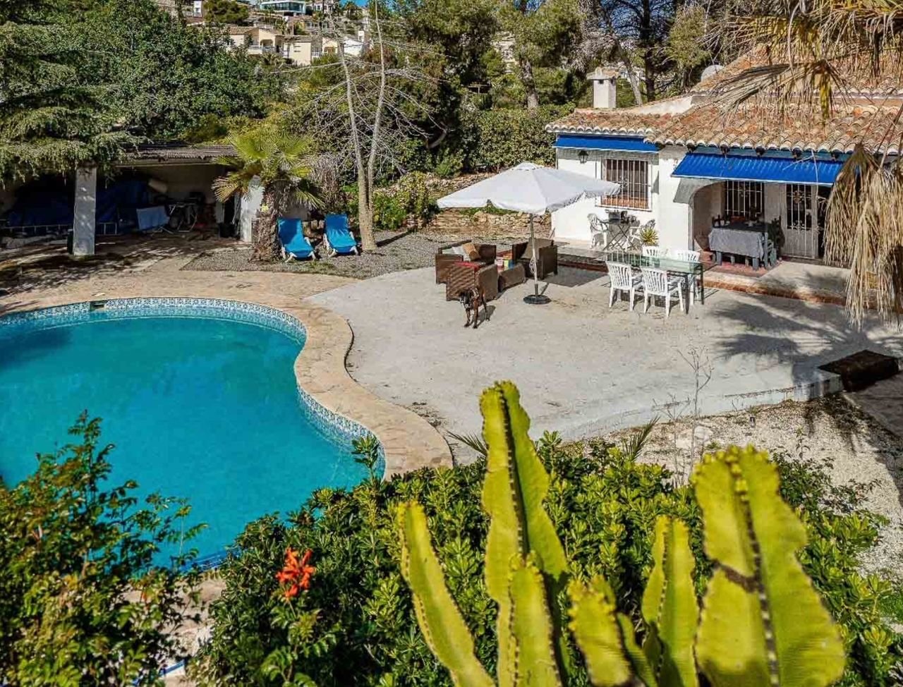 Villa in El Portet in Moraira for sale, very close to the beachIn one of the most exclusive and tranquil areas of Moraira, in the El Portet area, ...