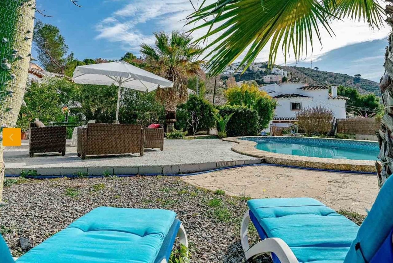 Villa in El Portet in Moraira for sale, very close to the beachIn one of the most exclusive and tranquil areas of Moraira, in the El Portet area, ...