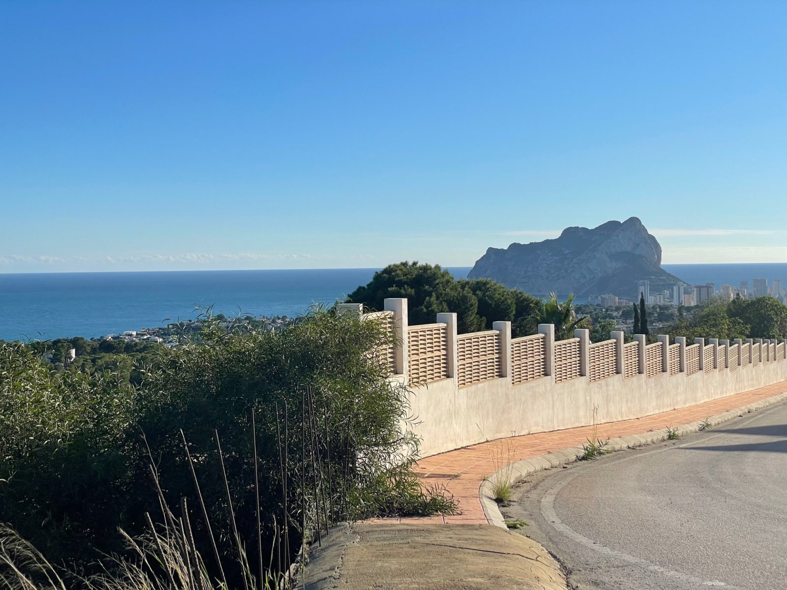 Fantastic buildable plot with panoramic sea views from Calpe to Moraira for sale on the coast of Benissa.This plot of 1.565 m2 has a very quiet ...