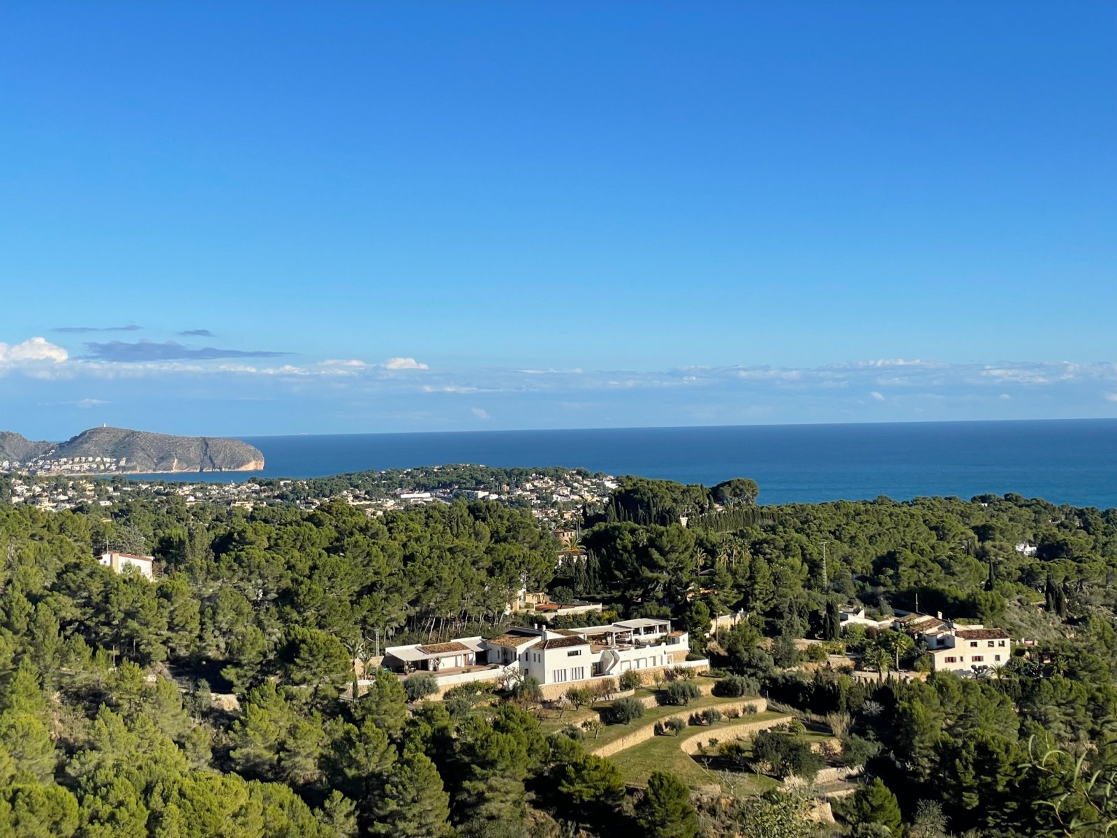 Fantastic buildable plot with panoramic sea views from Calpe to Moraira for sale on the coast of Benissa.This plot of 1.565 m2 has a very quiet ...