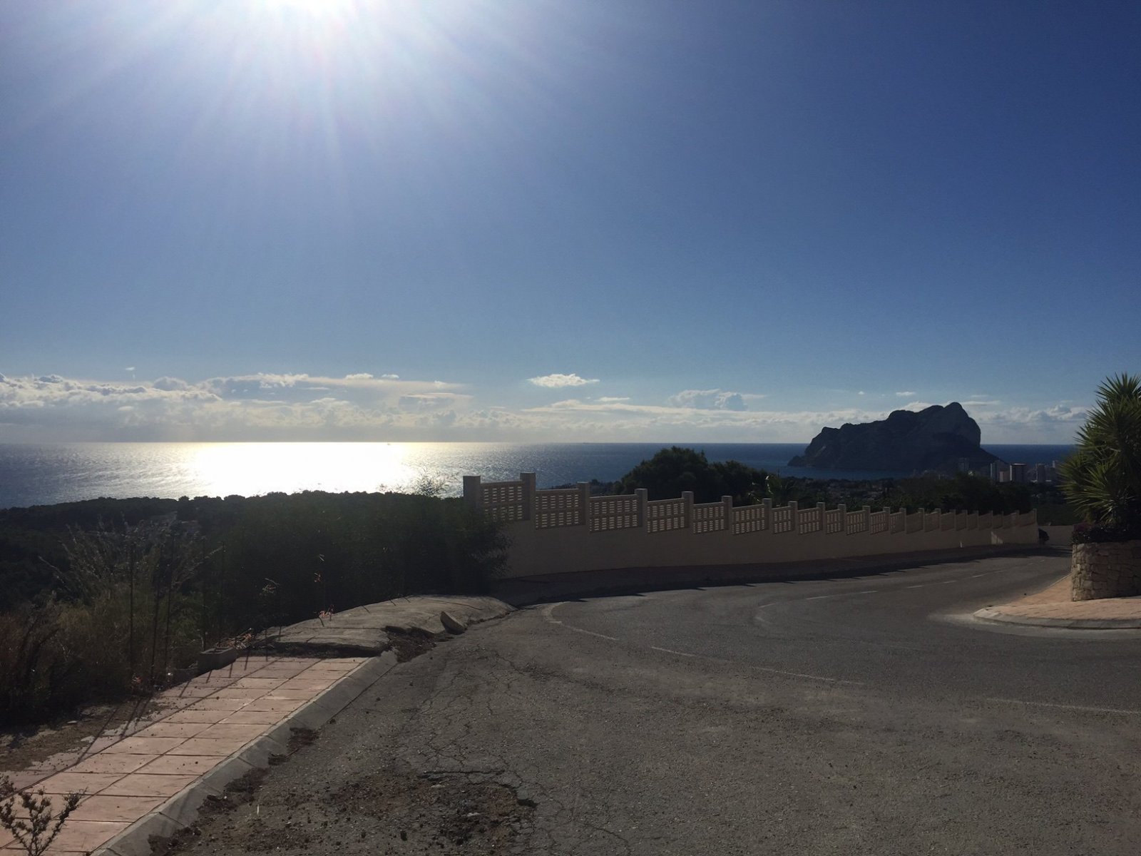 Fantastic buildable plot with panoramic sea views from Calpe to Moraira for sale on the coast of Benissa.This plot of 1.565 m2 has a very quiet ...