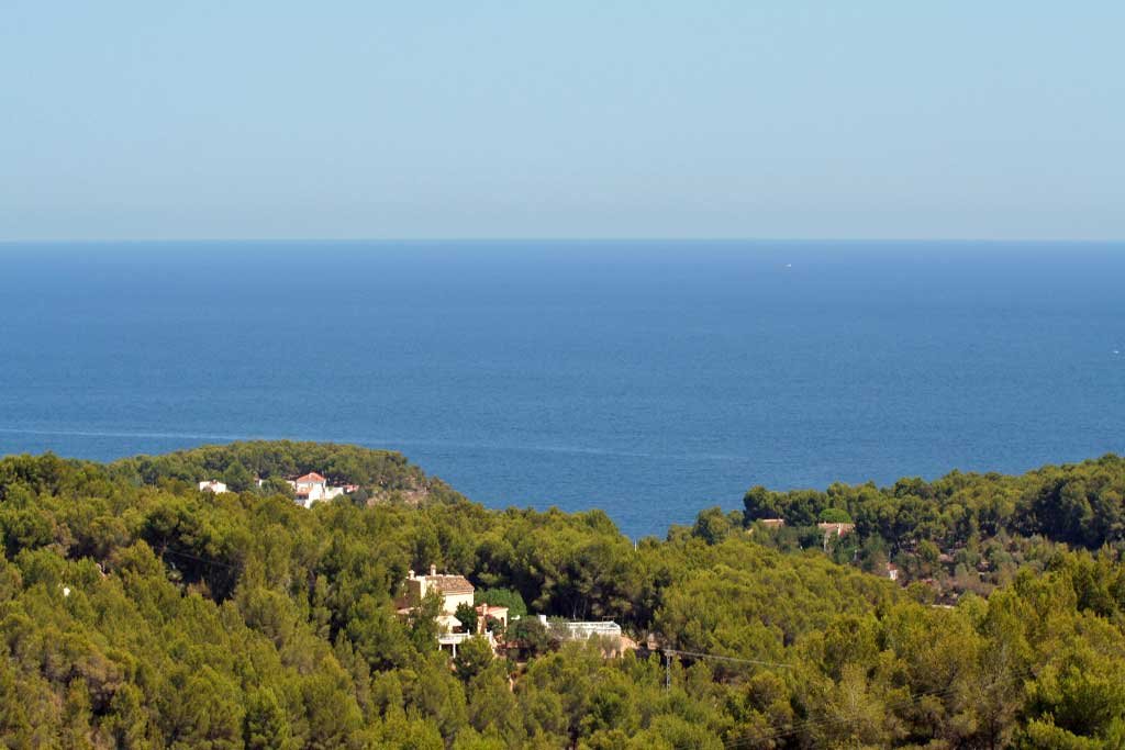 Fantastic buildable plot with panoramic sea views from Calpe to Moraira for sale on the coast of Benissa.This plot of 1.565 m2 has a very quiet ...