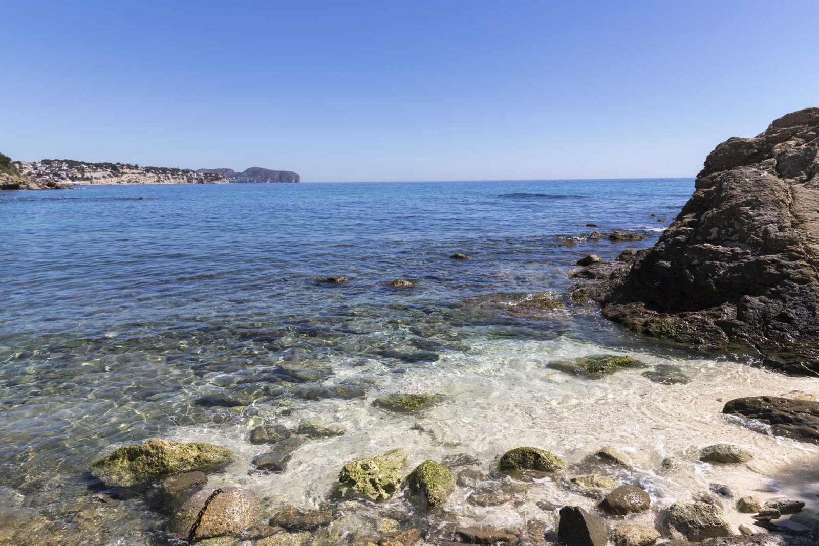 Plot of 2,560 m2 for 1 or 2 luxury villas on Benissa coast with panoramic sea views from Moraira to the Peñon de Ifach in Calpe.These are 2 adjo...