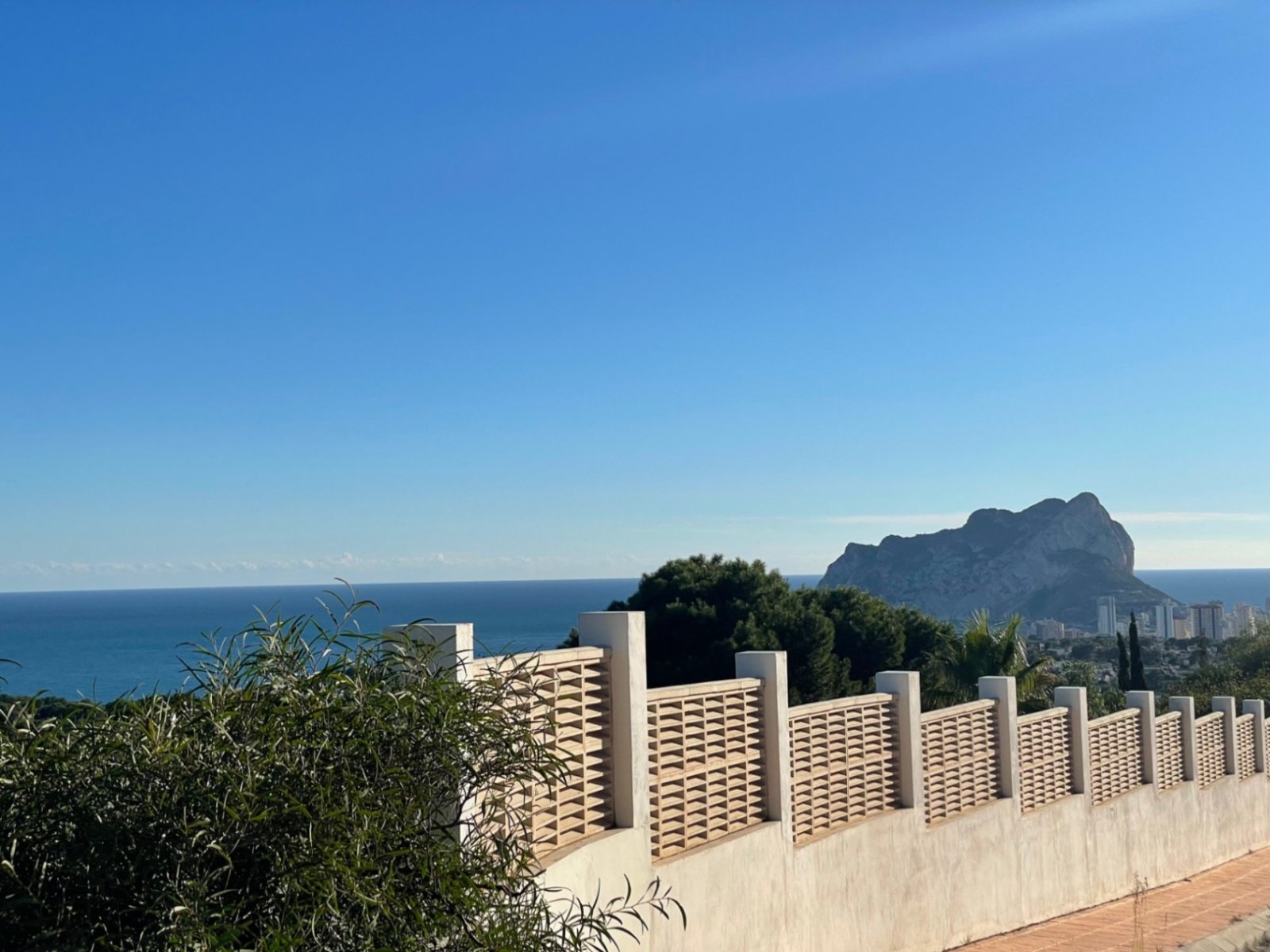 Plot of 2,560 m2 for 1 or 2 luxury villas on Benissa coast with panoramic sea views from Moraira to the Peñon de Ifach in Calpe.These are 2 adjo...