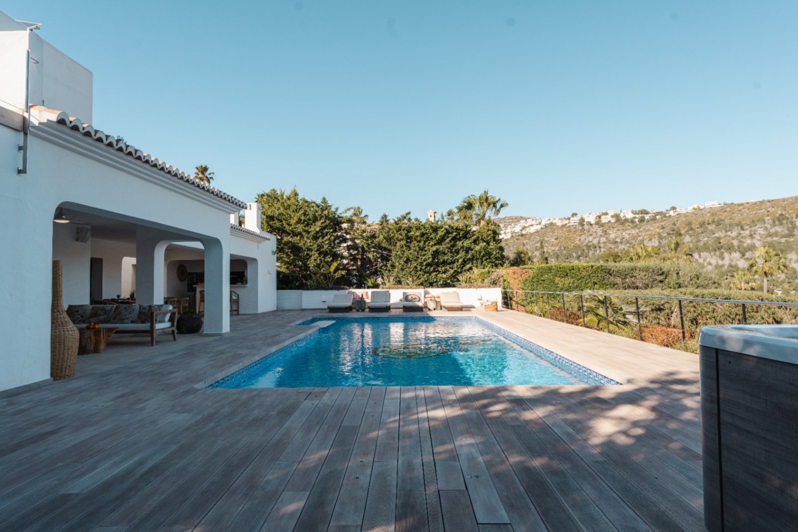 Moraira: Beautiful Ibizan-style villa, completely renovated with sea views in Moraira. This villa with 6 en-suite bedrooms is perfect for a large family or ... 