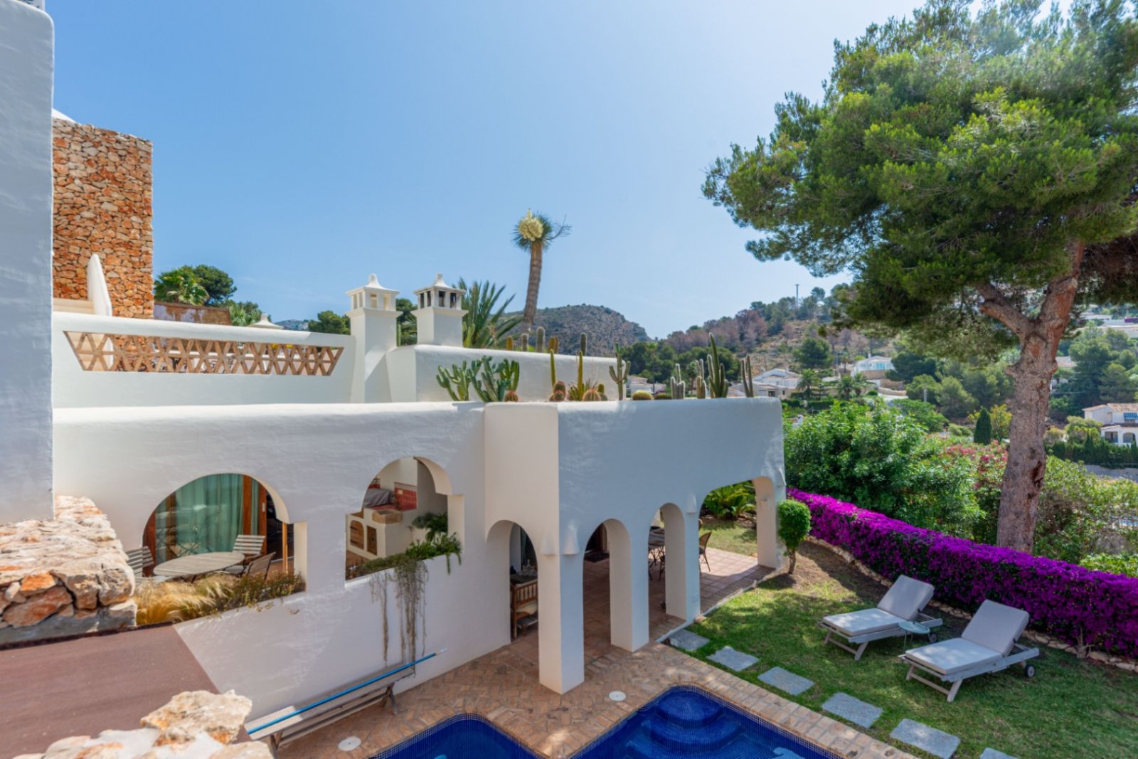 Moraira: Luxury villa in Ibizan style in El Portet, Moraira, near the beach.This beautiful Ibizan-style villa was built in 2007 and has been completely ren... 