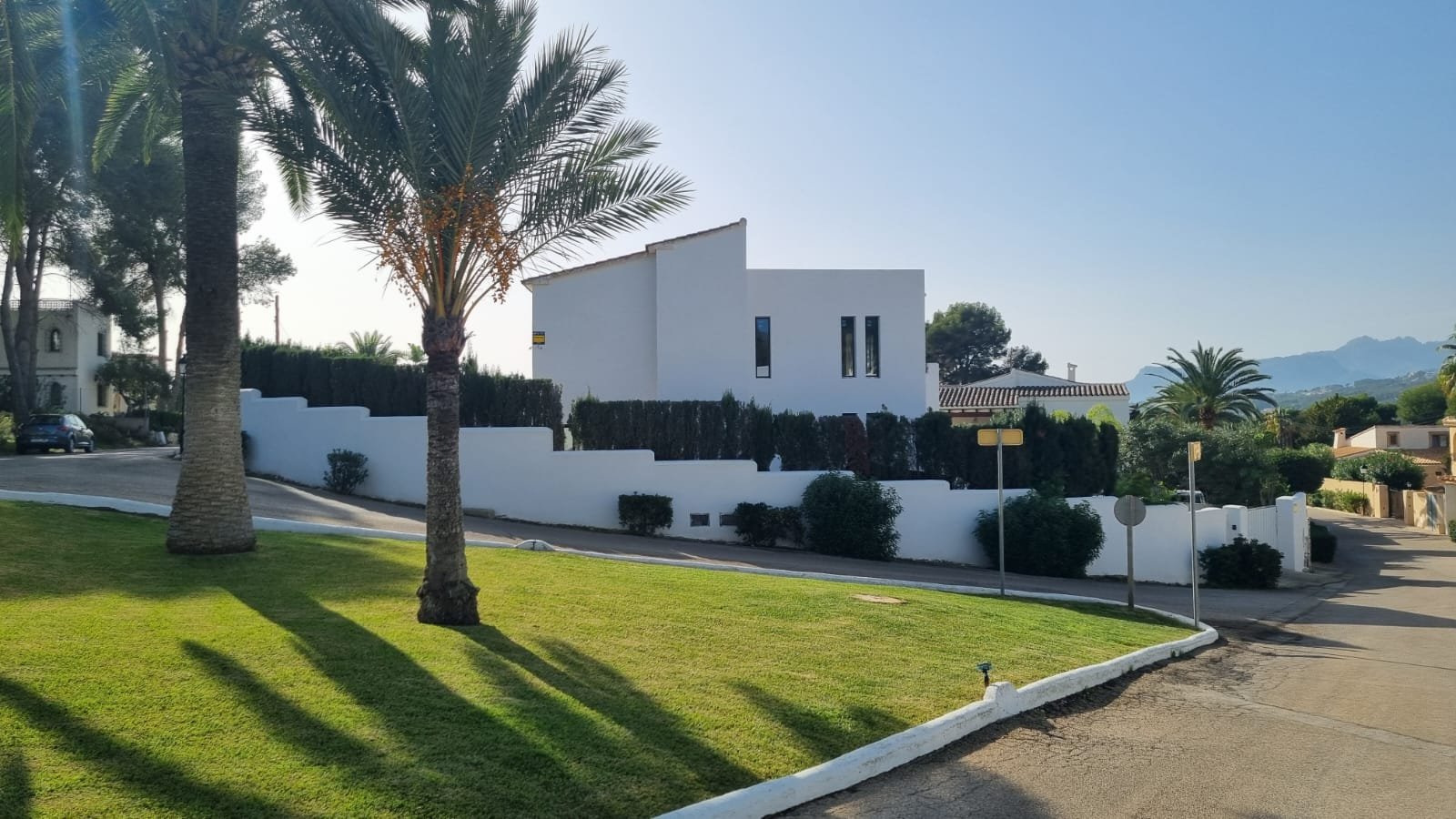 Completely renovated villa in the sought-after Pla del Mar area in Moraira, within walking distance to all amenities.From the first floor, the vil...