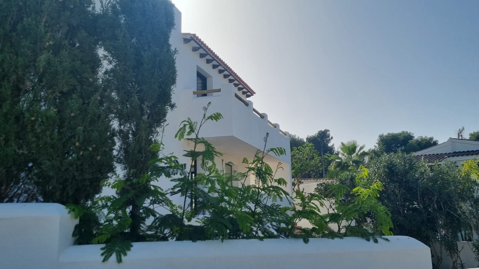 Completely renovated villa in the sought-after Pla del Mar area in Moraira, within walking distance to all amenities.From the first floor, the vil...
