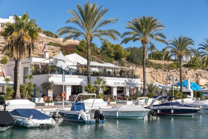 A luxury modern design villa, just 750 m from the beachThis stunning chalet/villa stands as a contemporary retreat, offering a perfect balance betw...