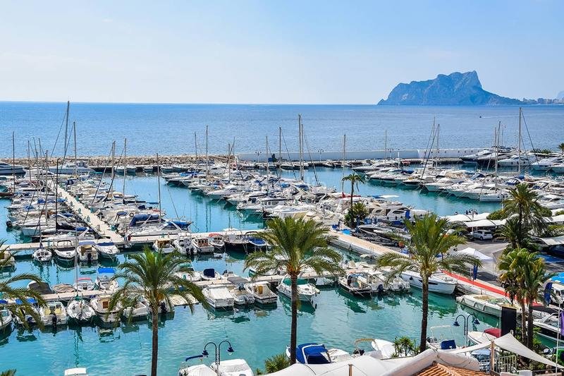 A luxury modern design villa, just 750 m from the beachThis stunning chalet/villa stands as a contemporary retreat, offering a perfect balance betw...