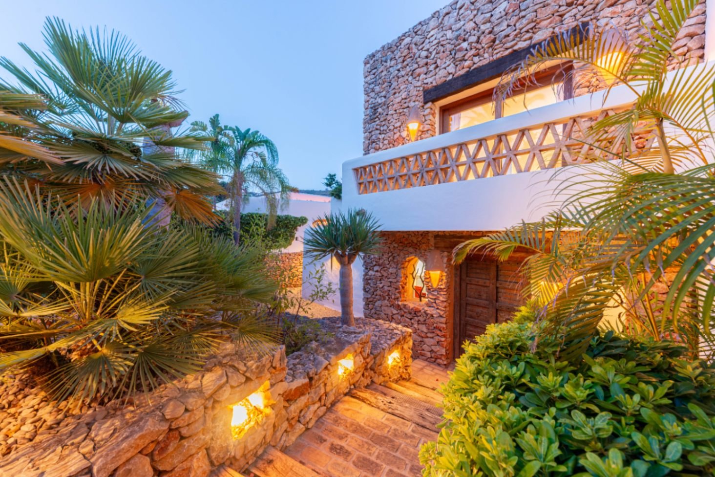 Luxury villa with sea views in Ibizan style in El Portet in Moraira for sale.This beautiful Ibiza-style villa, built with very select materials,...