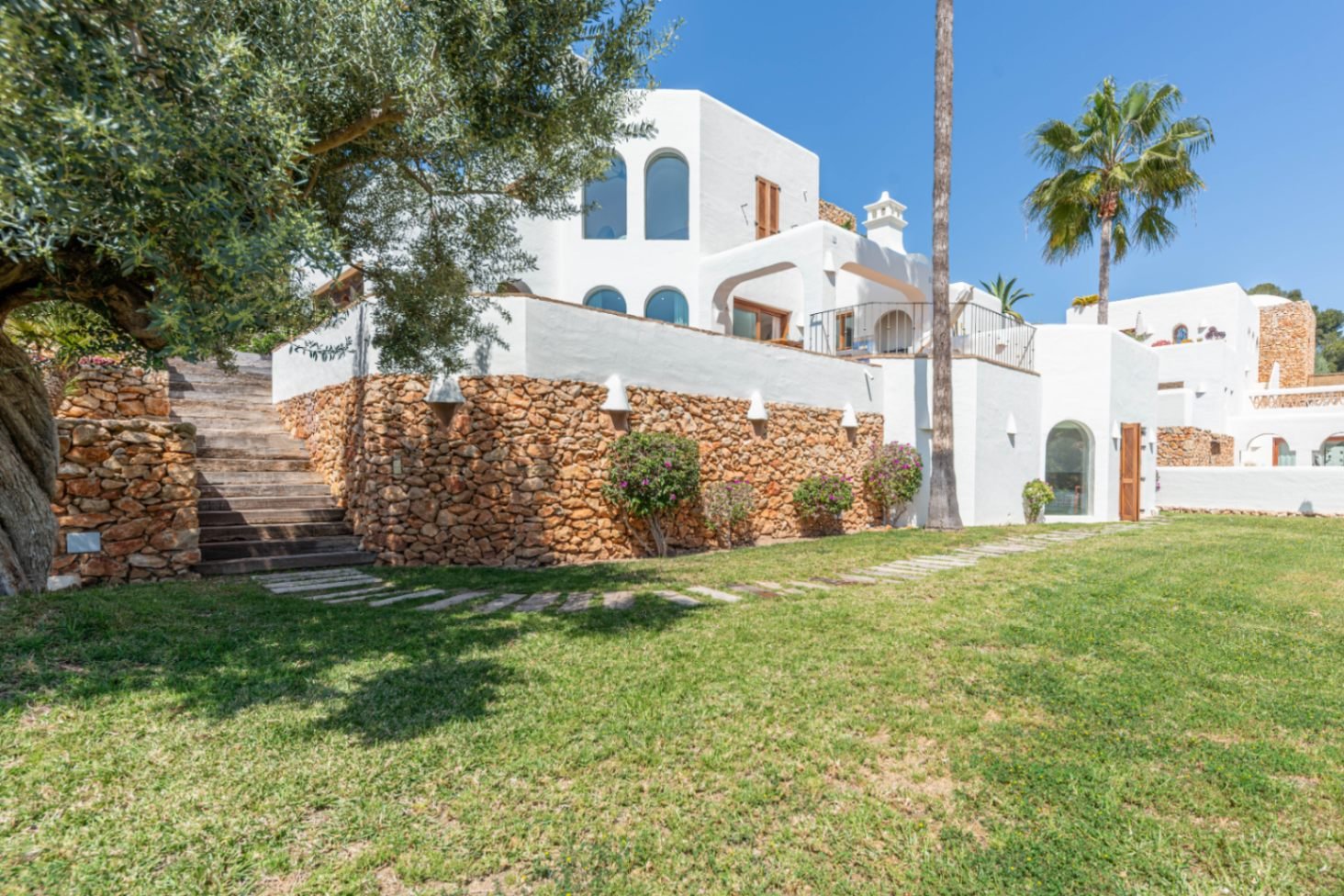 Luxury villa with sea views in Ibizan style in El Portet in Moraira for sale.This beautiful Ibiza-style villa, built with very select materials,...