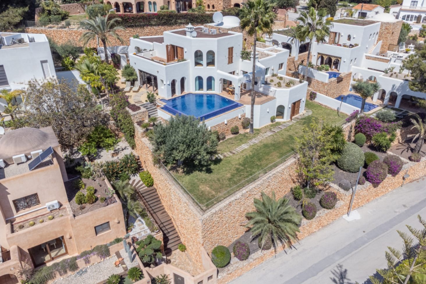 Luxury villa with sea views in Ibizan style in El Portet in Moraira for sale.This beautiful Ibiza-style villa, built with very select materials,...