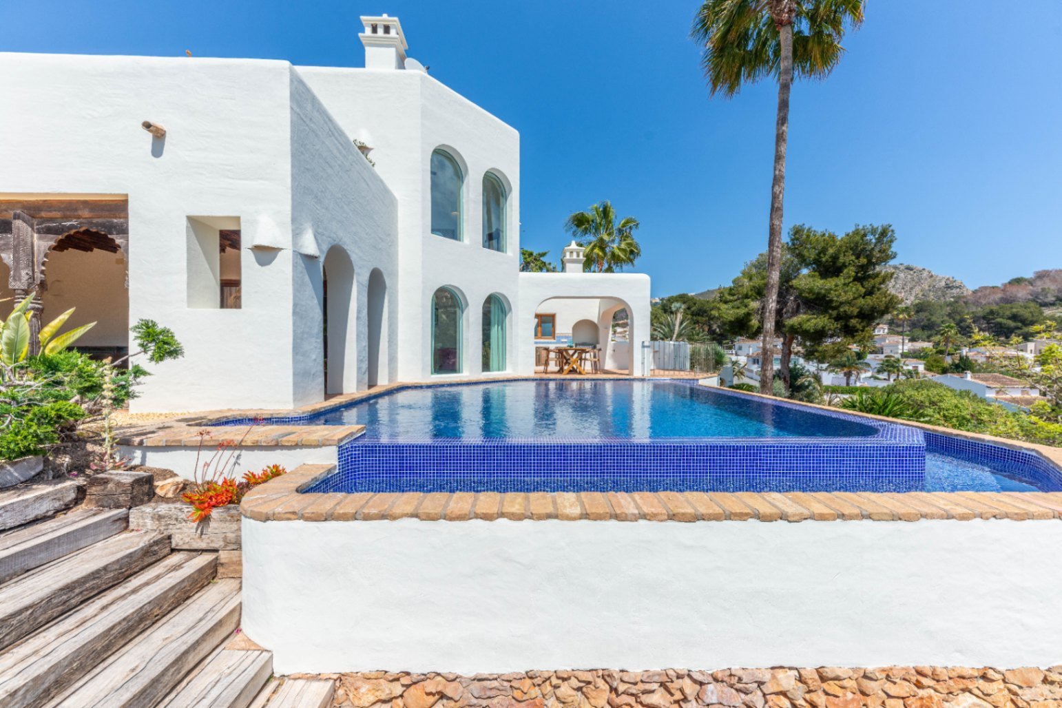 Luxury villa with sea views in Ibizan style in El Portet in Moraira for sale.This beautiful Ibiza-style villa, built with very select materials,...