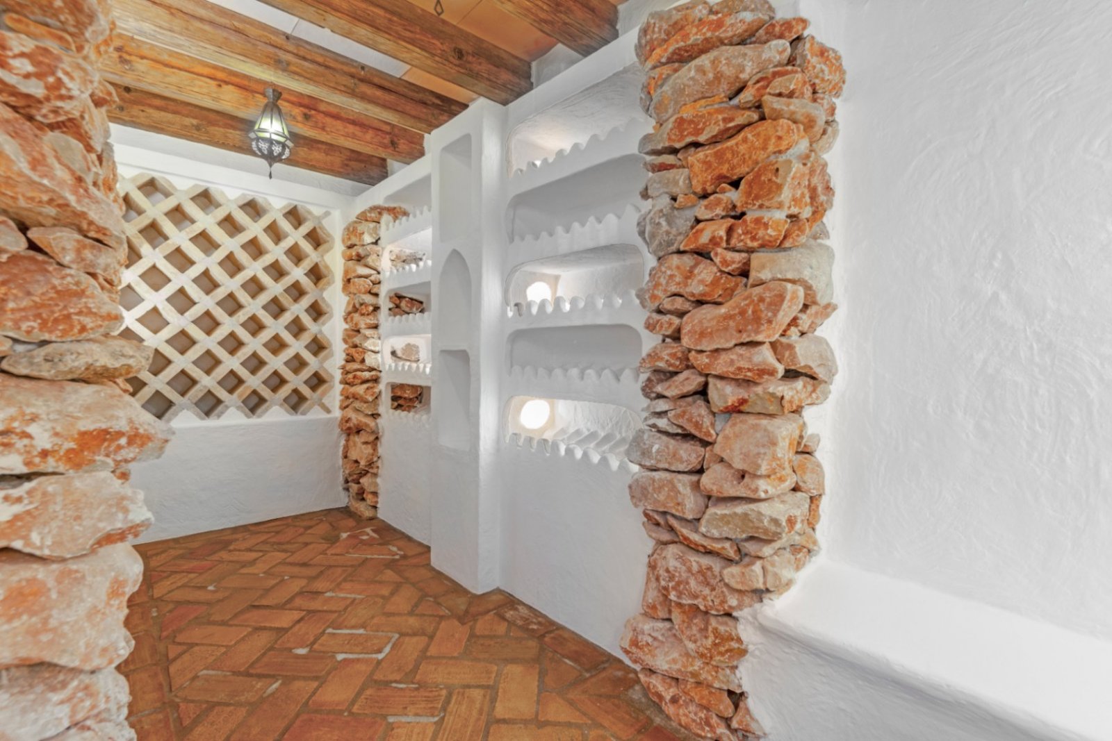 Luxury villa with sea views in Ibizan style in El Portet in Moraira for sale.This beautiful Ibiza-style villa, built with very select materials,...