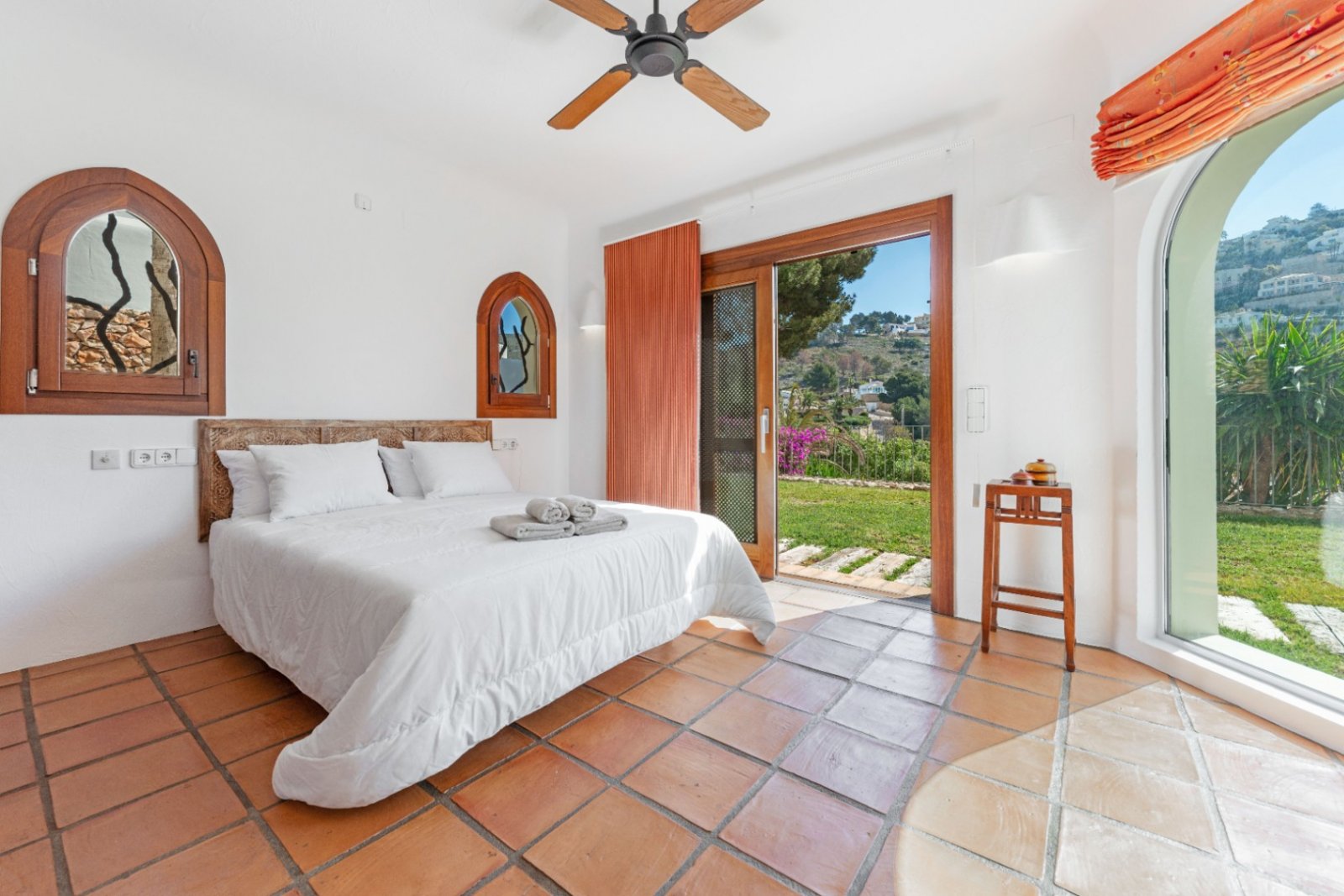 Luxury villa with sea views in Ibizan style in El Portet in Moraira for sale.This beautiful Ibiza-style villa, built with very select materials,...