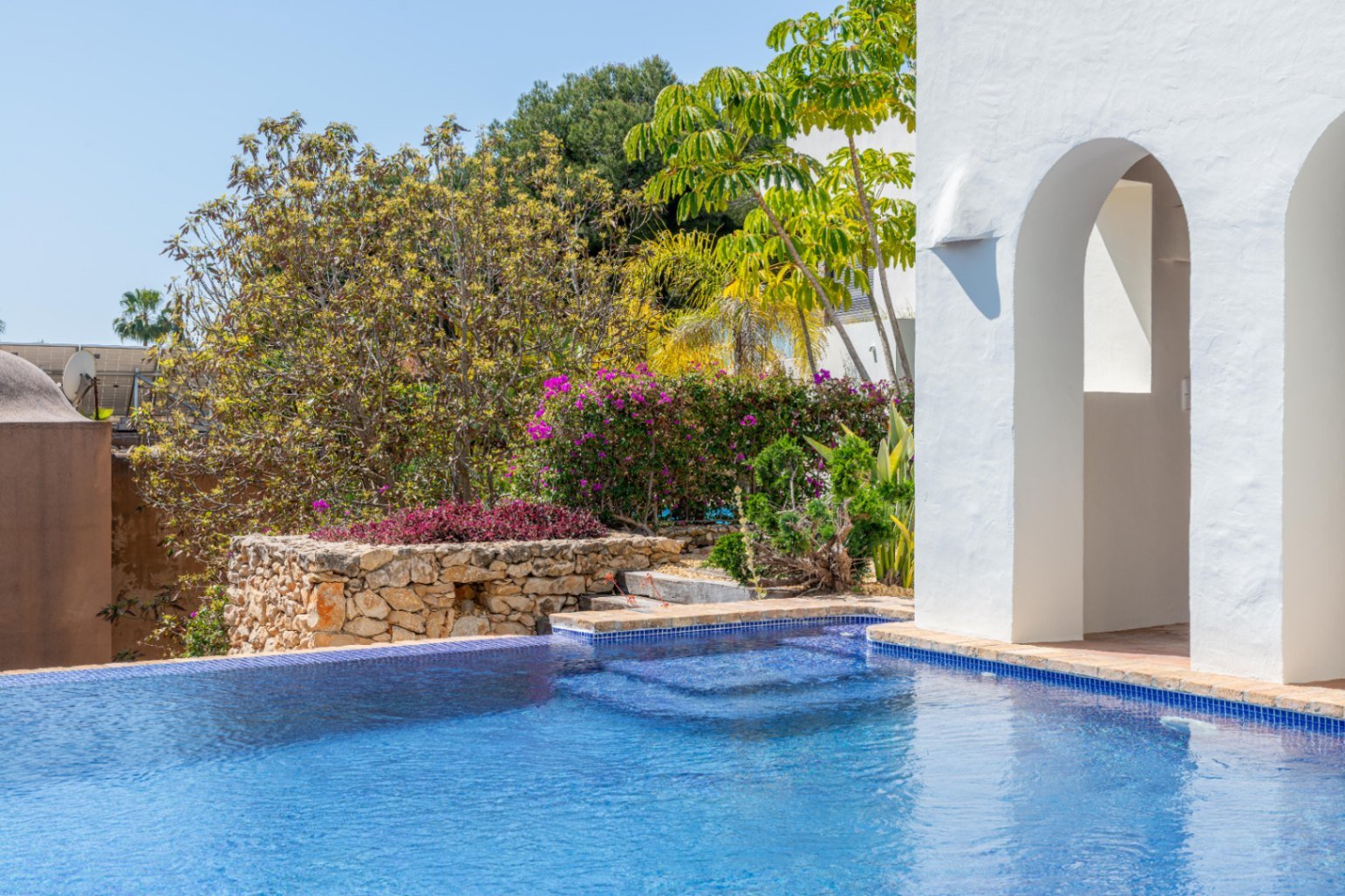 Luxury villa with sea views in Ibizan style in El Portet in Moraira for sale.This beautiful Ibiza-style villa, built with very select materials,...