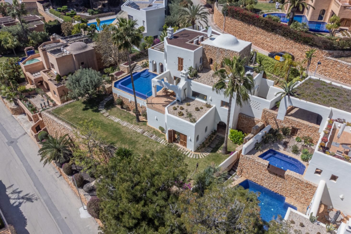 Luxury villa with sea views in Ibizan style in El Portet in Moraira for sale.This beautiful Ibiza-style villa, built with very select materials,...