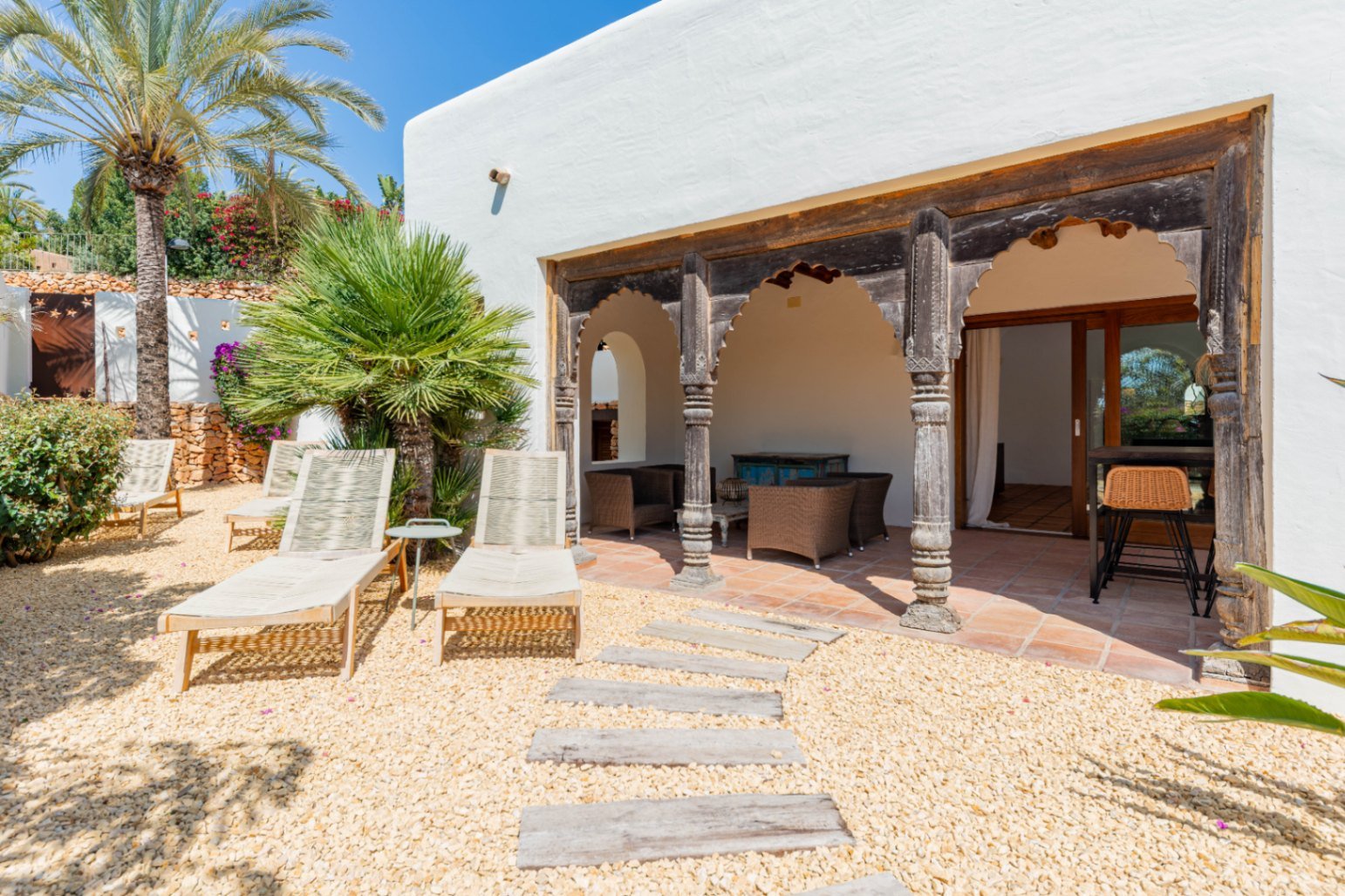 Luxury villa with sea views in Ibizan style in El Portet in Moraira for sale.This beautiful Ibiza-style villa, built with very select materials,...